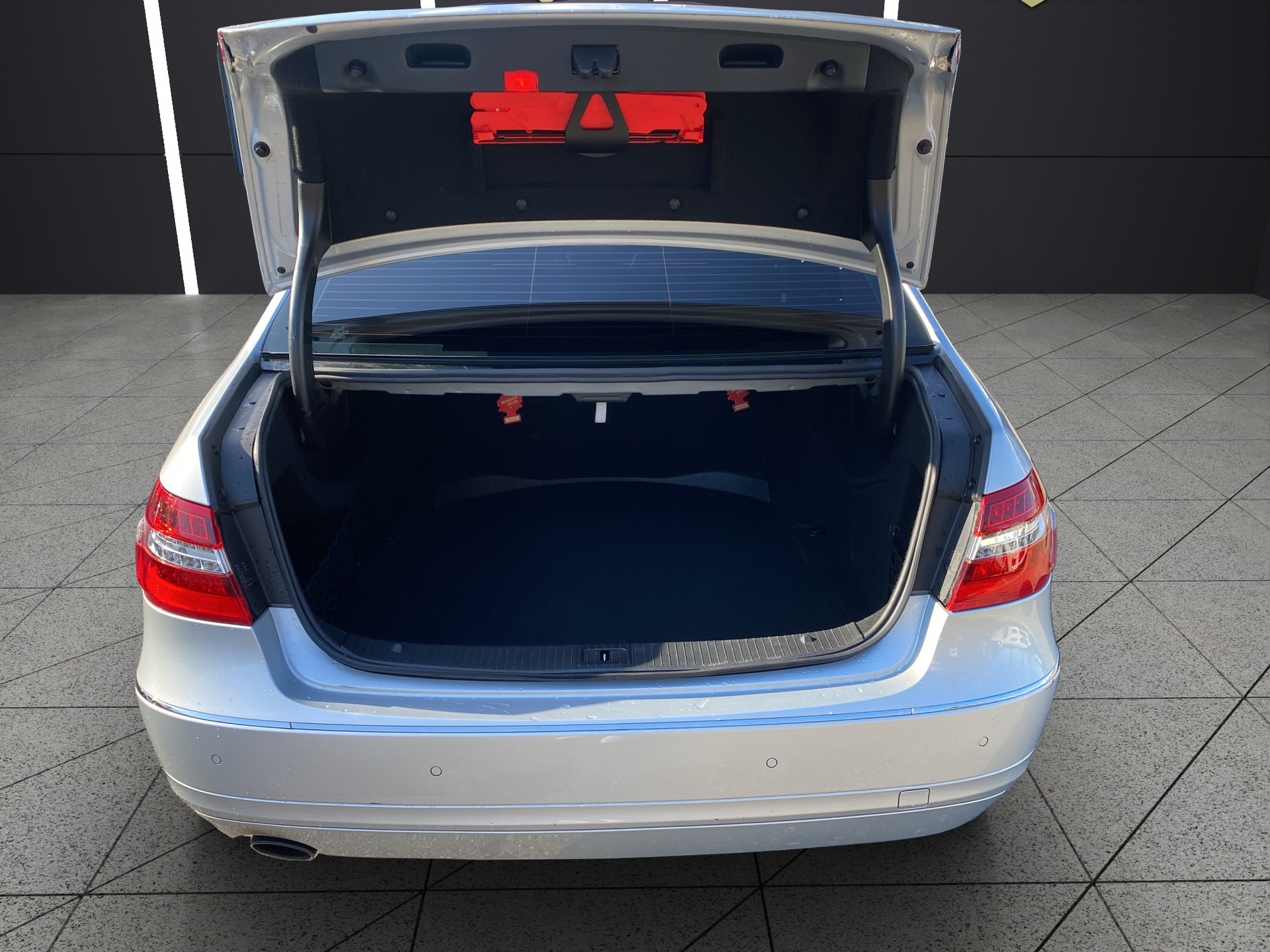 MERCEDES-BENZ E 250 CGI BlueEfficiency Avantgarde Automatic-image-4