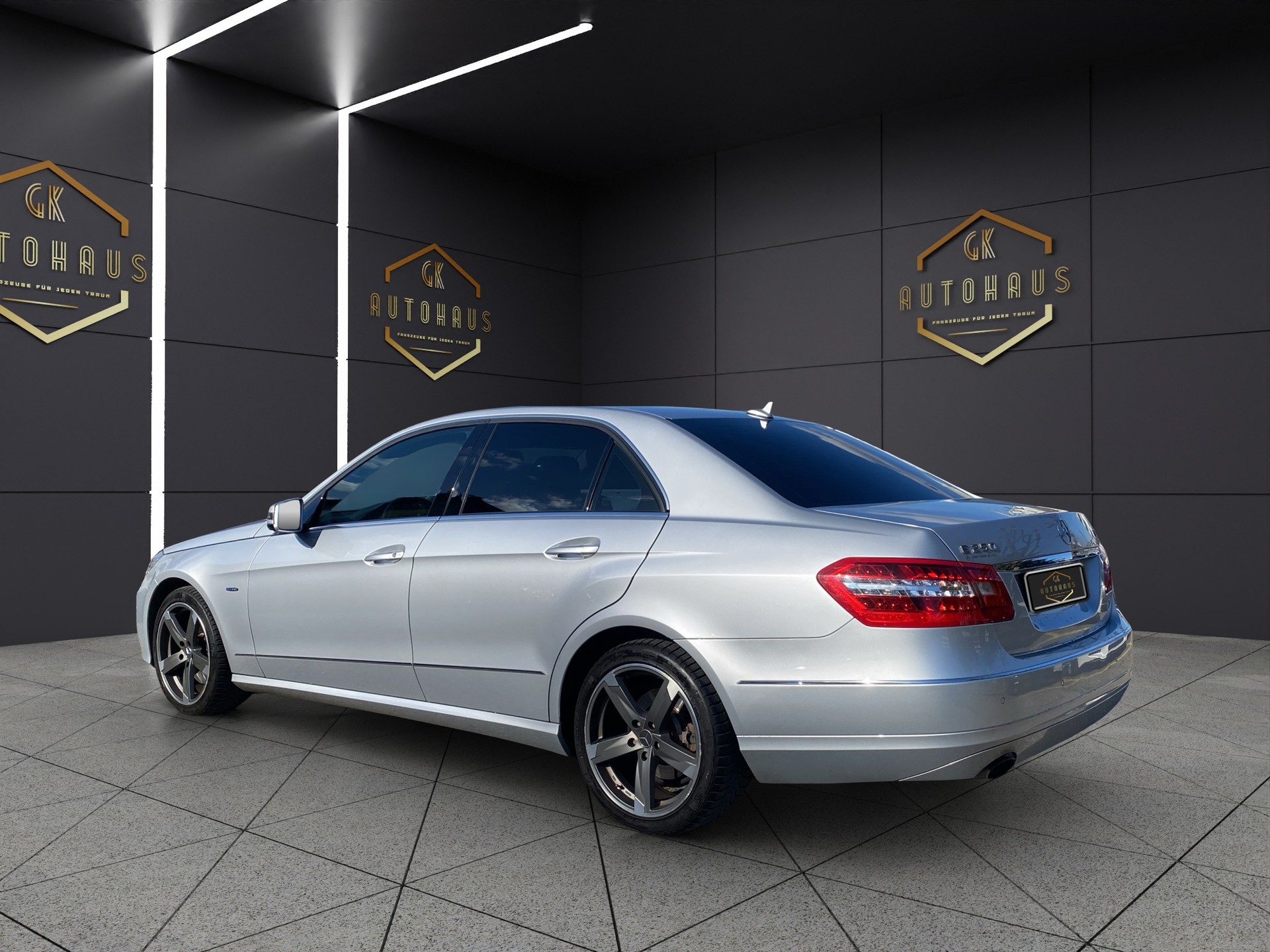 MERCEDES-BENZ E 250 CGI BlueEfficiency Avantgarde Automatic-image-2