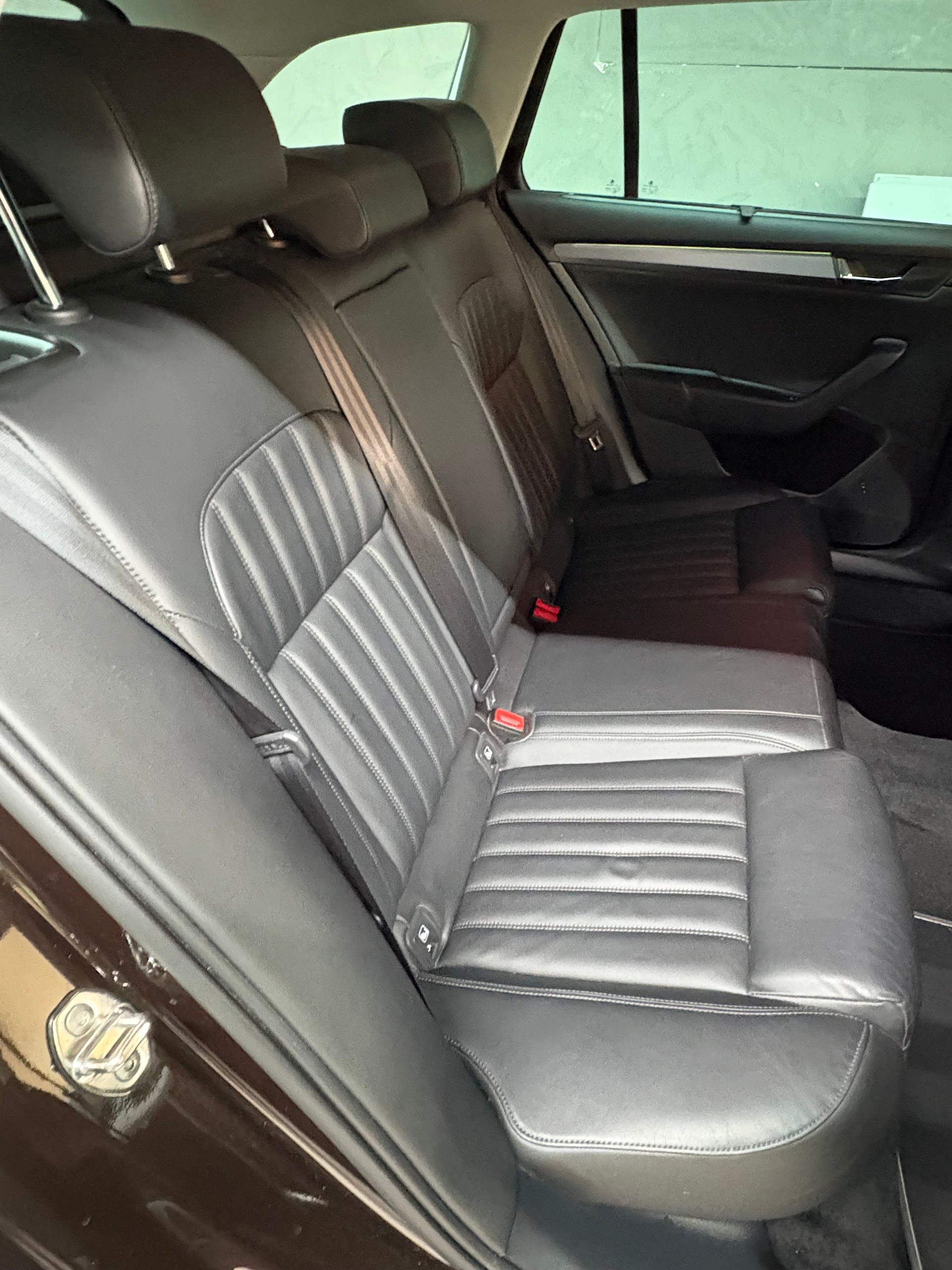 SKODA Superb Combi 2.0 TDi Style DSG-image-12