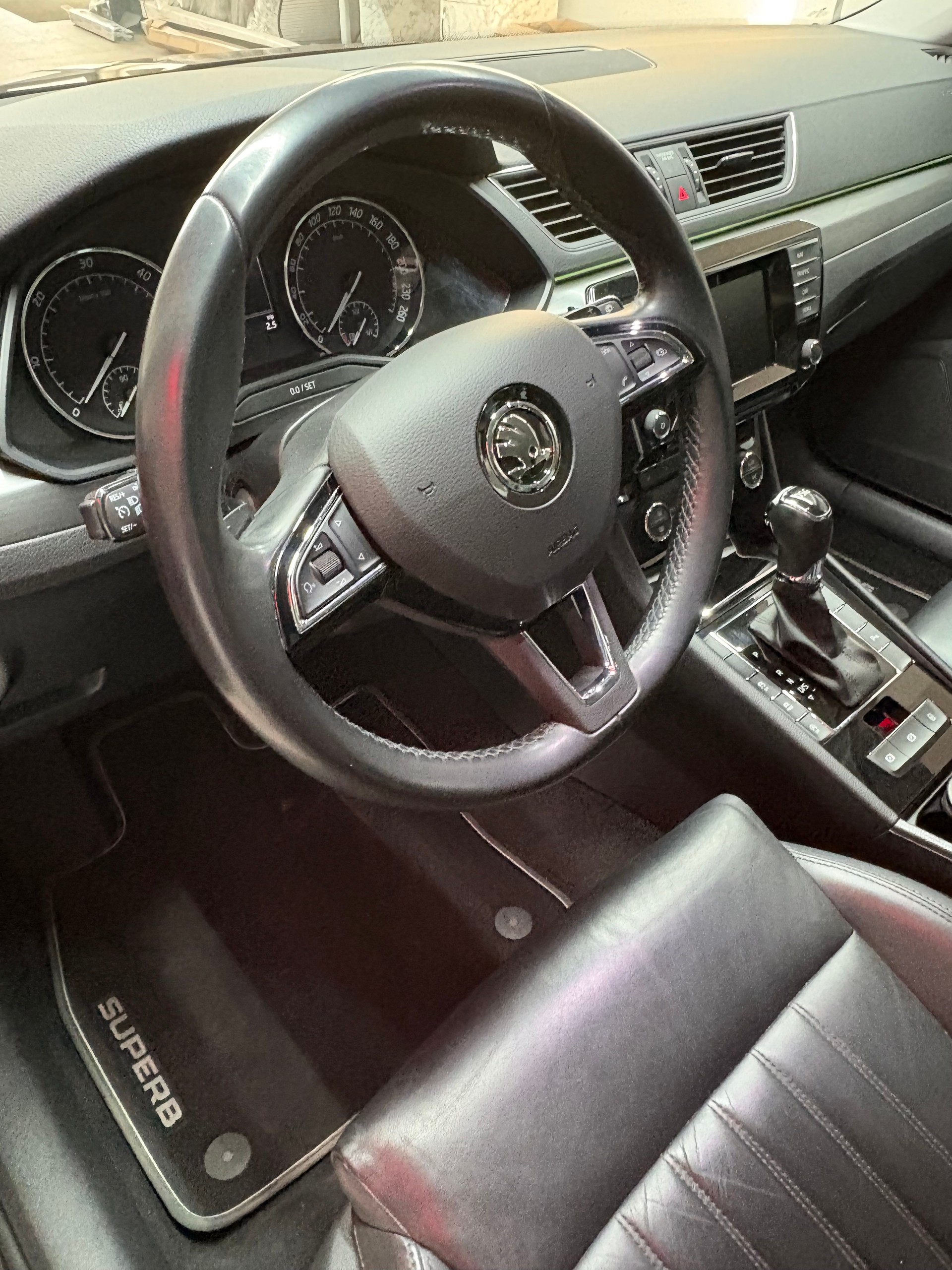 SKODA Superb Combi 2.0 TDi Style DSG-image-9