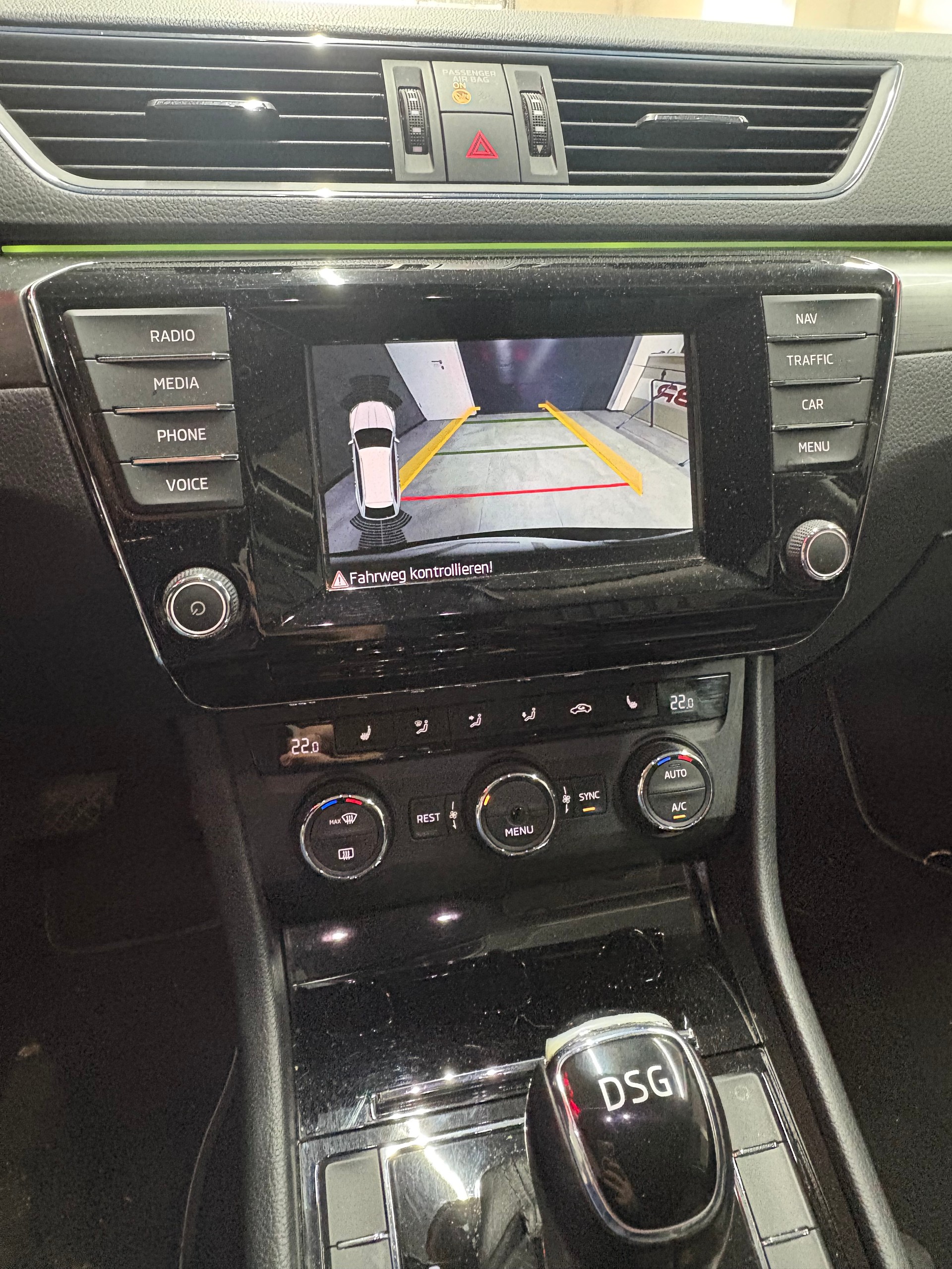 SKODA Superb Combi 2.0 TDi Style DSG-image-15