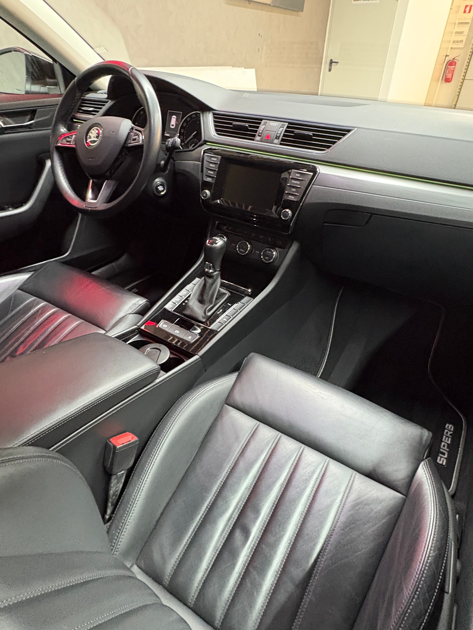 SKODA Superb Combi 2.0 TDi Style DSG-image-10