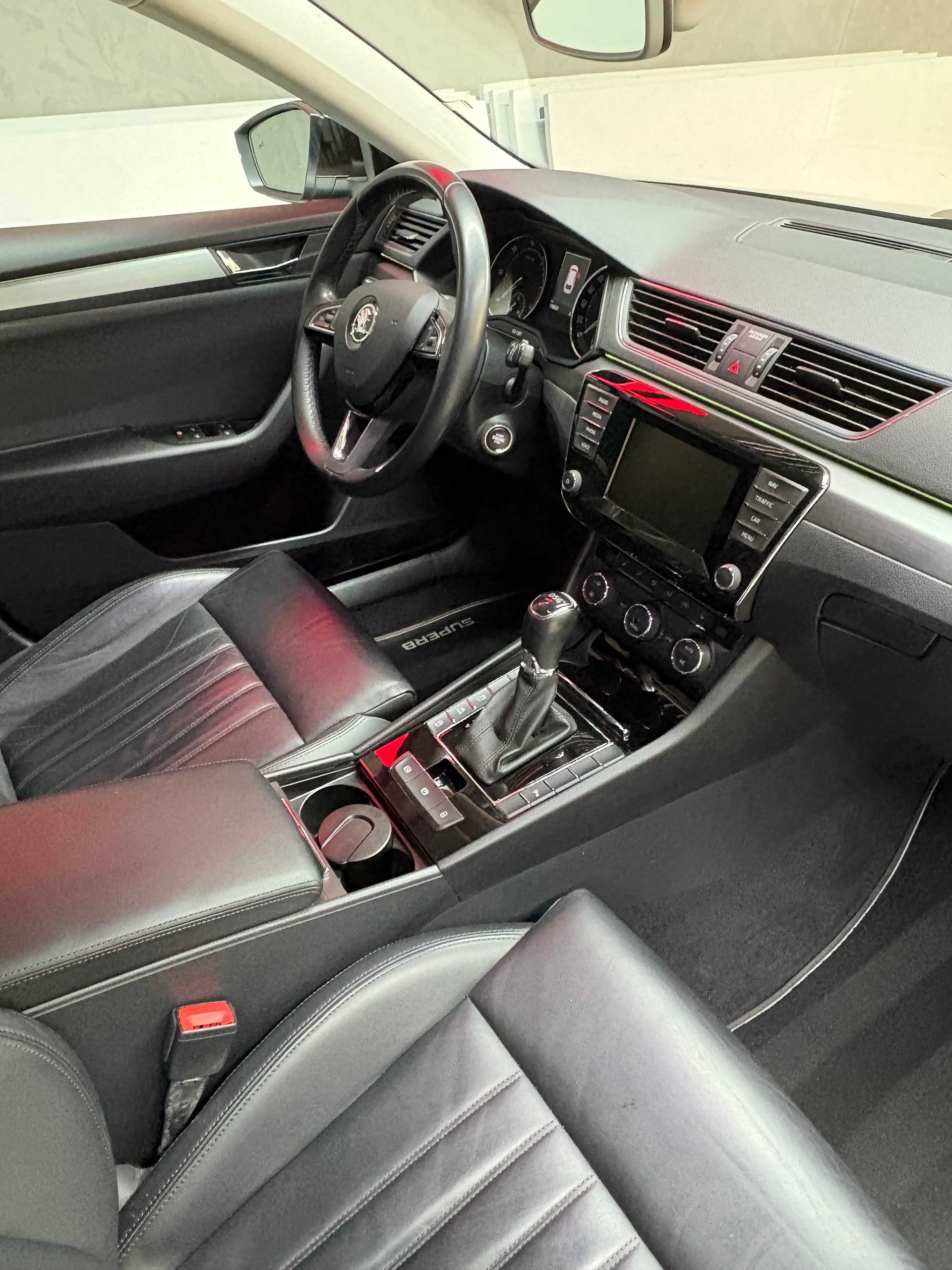 SKODA Superb Combi 2.0 TDi Style DSG-image-8