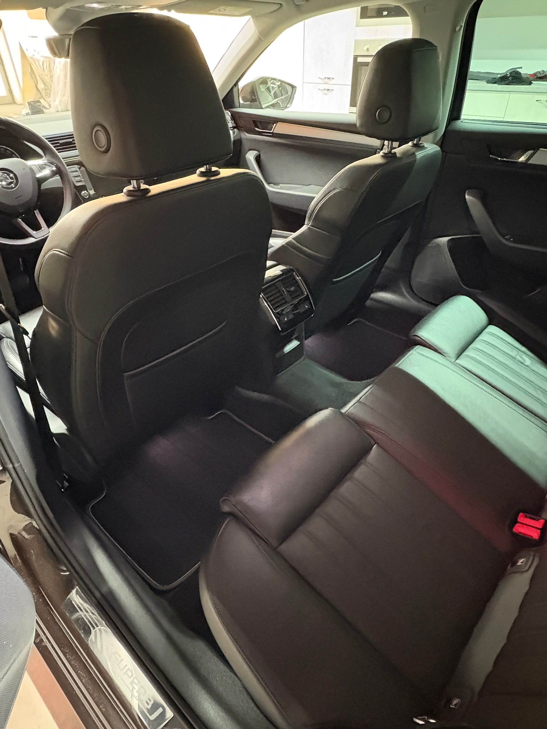 SKODA Superb Combi 2.0 TDi Style DSG-image-13