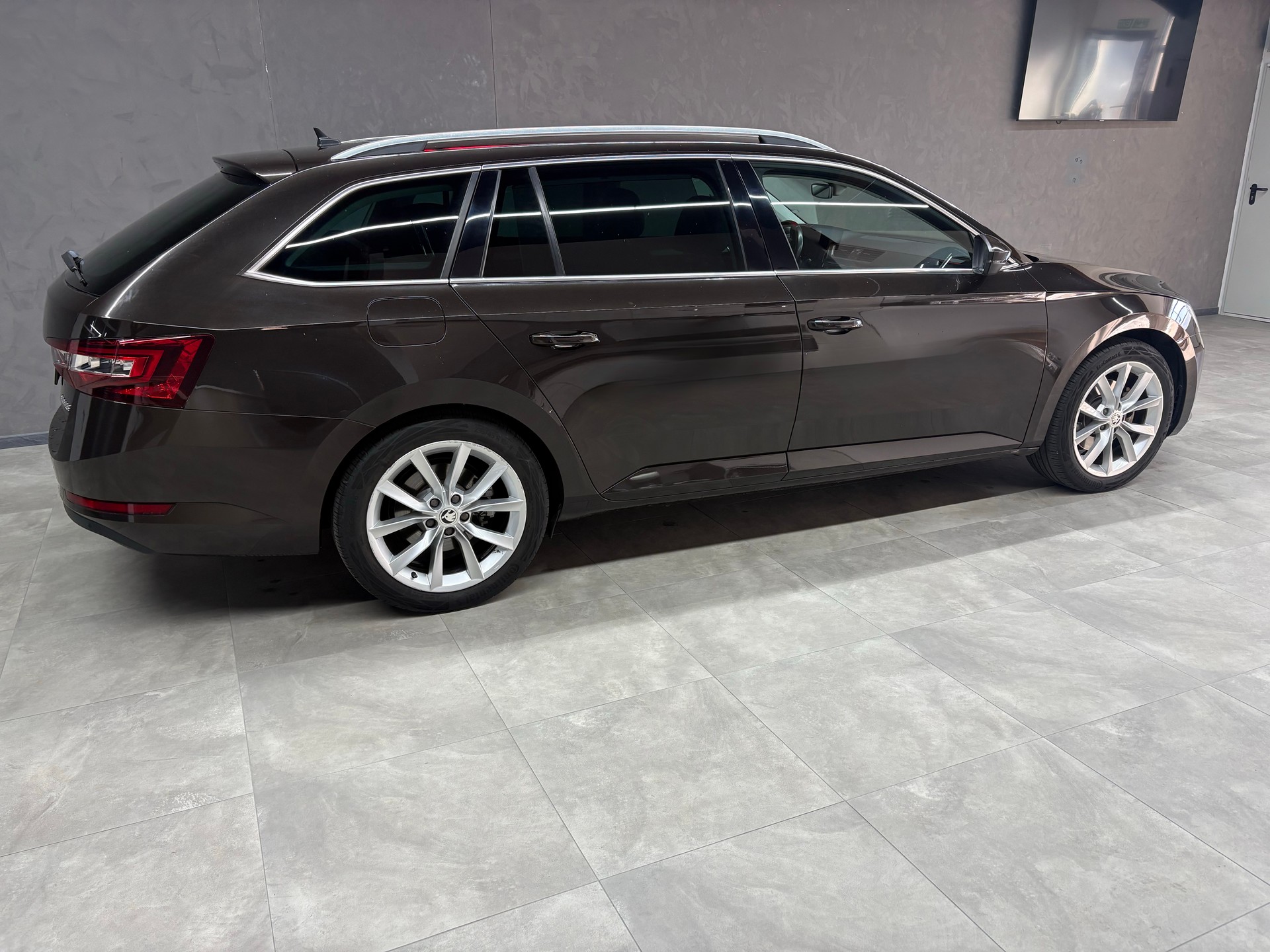 SKODA Superb Combi 2.0 TDi Style DSG-image-3