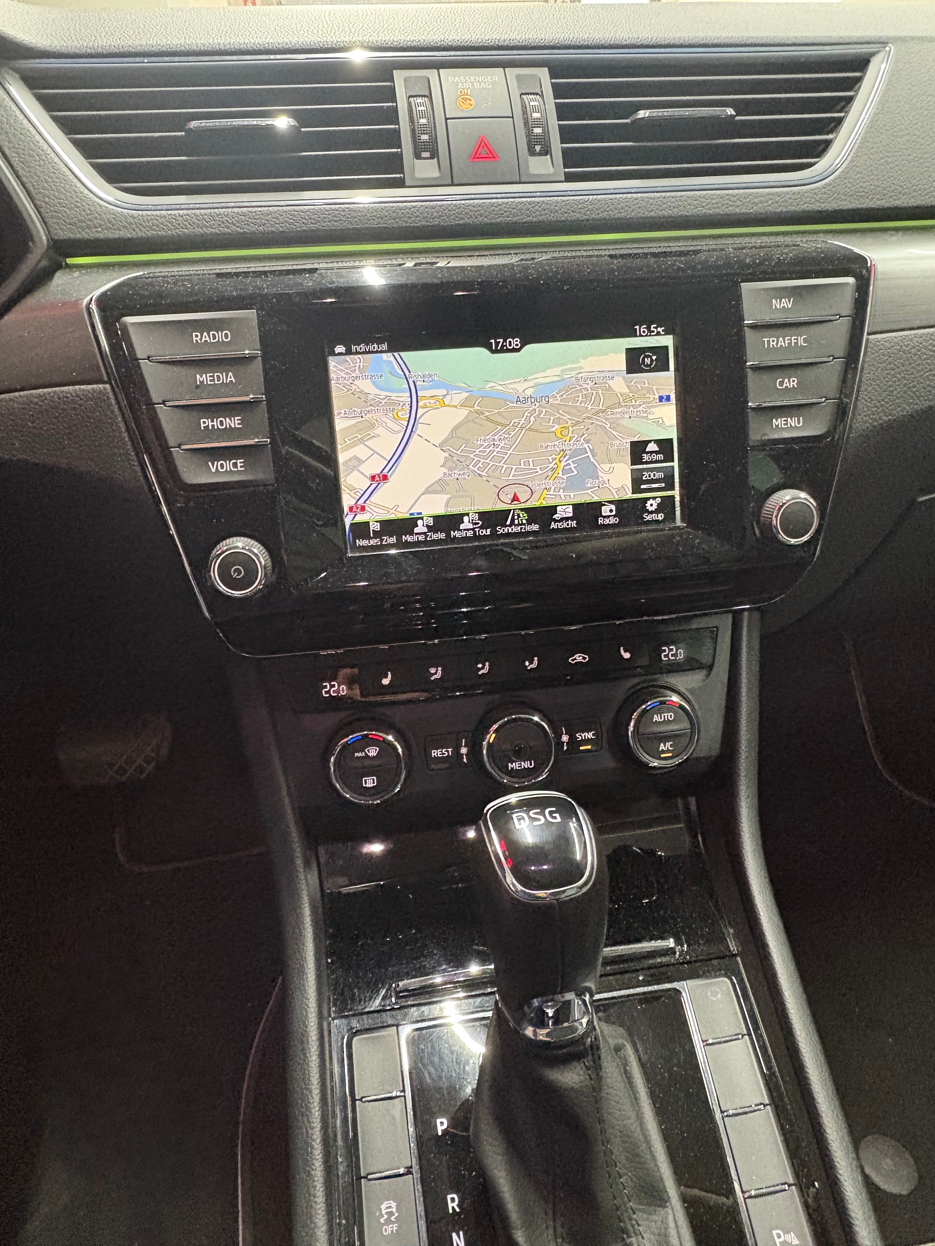 SKODA Superb Combi 2.0 TDi Style DSG-image-14