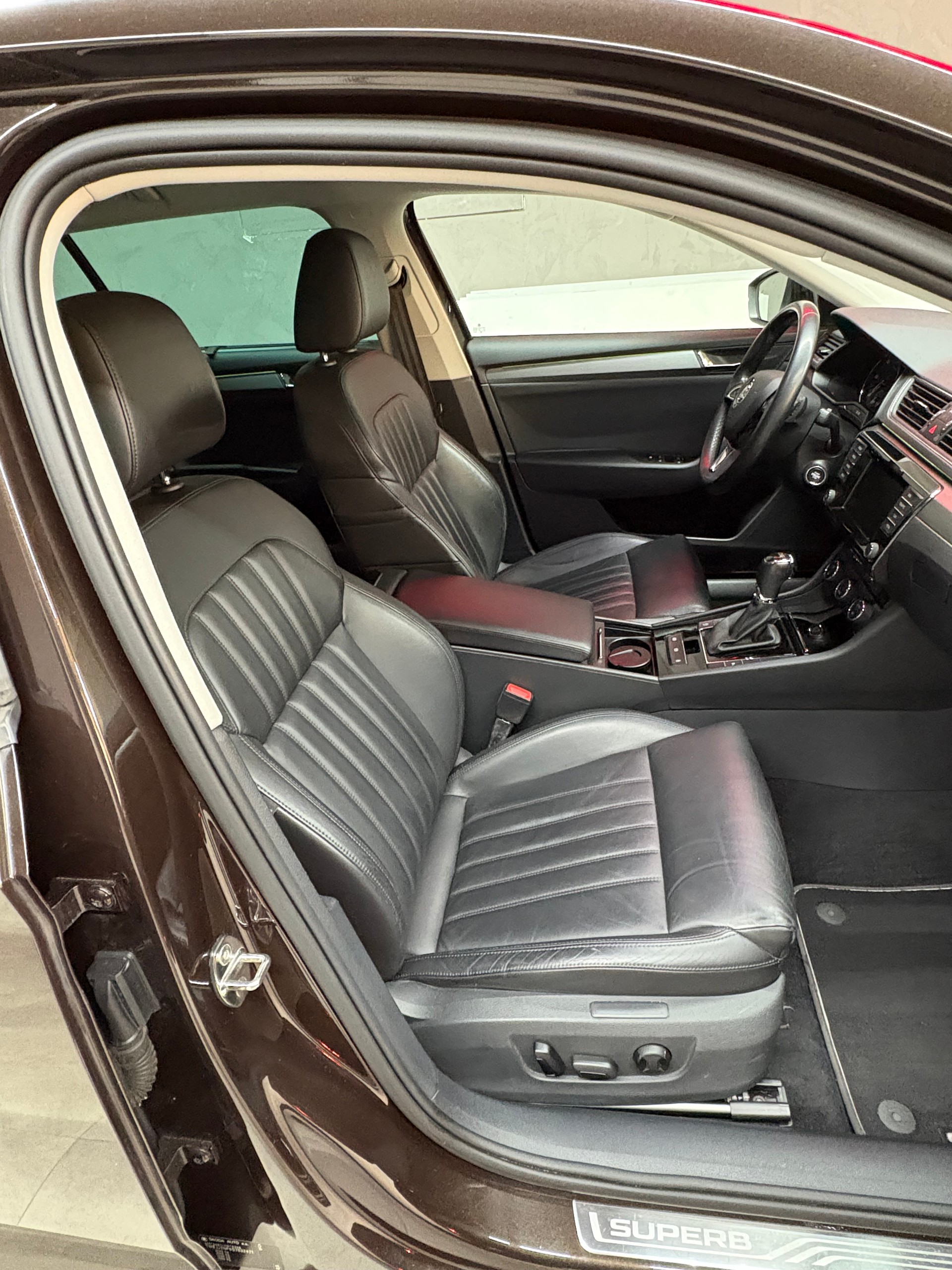 SKODA Superb Combi 2.0 TDi Style DSG-image-11