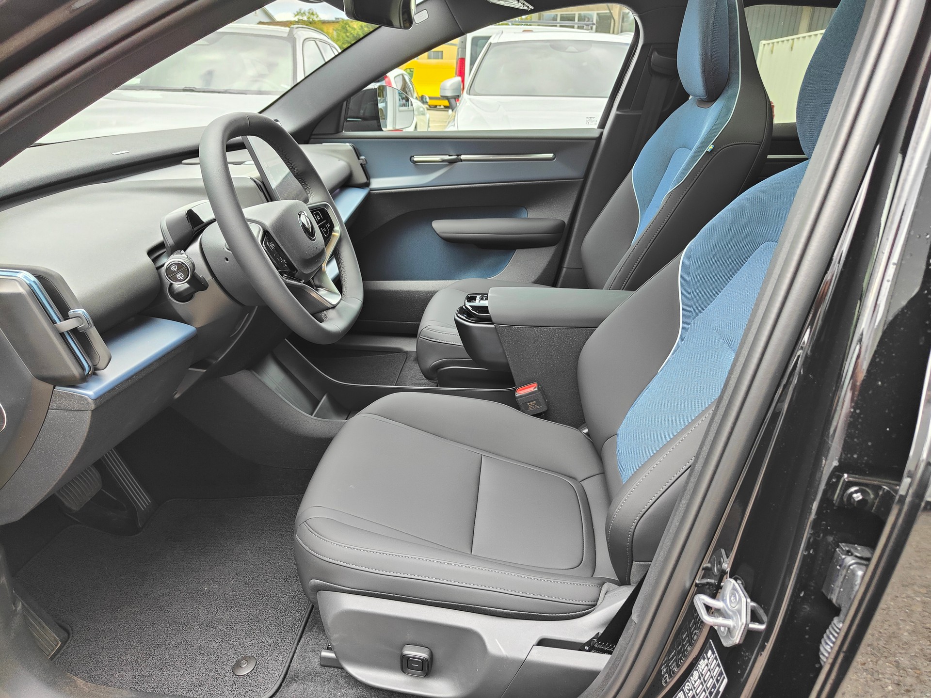 VOLVO EX30 Cross Country E60 69kWh Twin Performance AWD-image-7