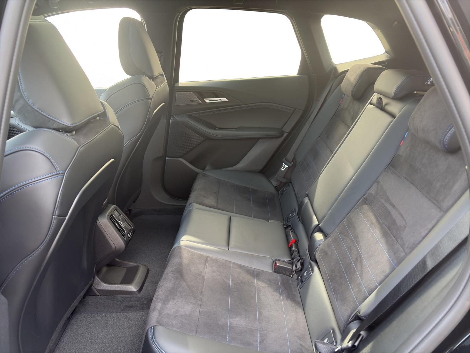BMW 230e xDrive Active Tourer-image-12