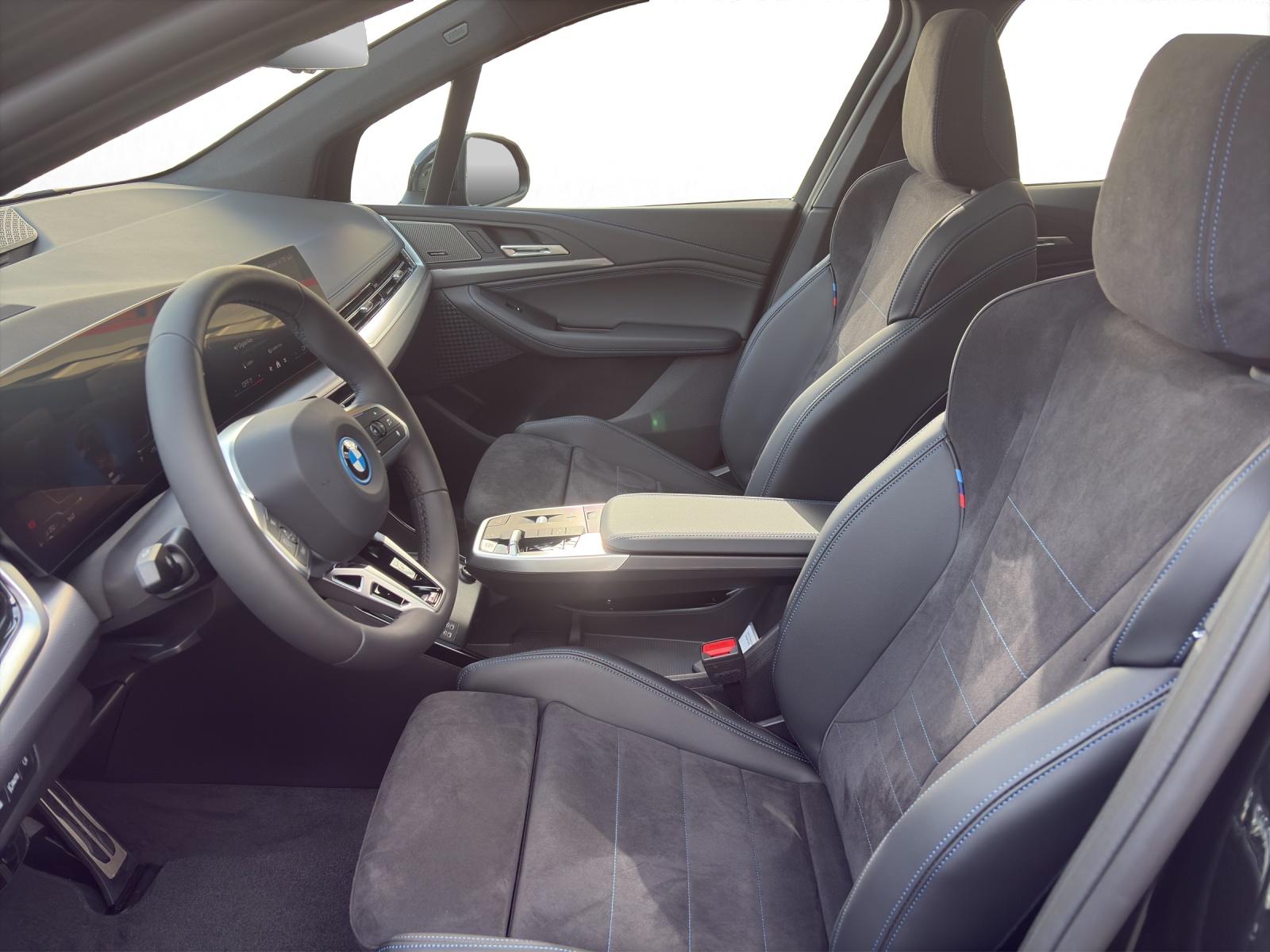 BMW 230e xDrive Active Tourer-image-9