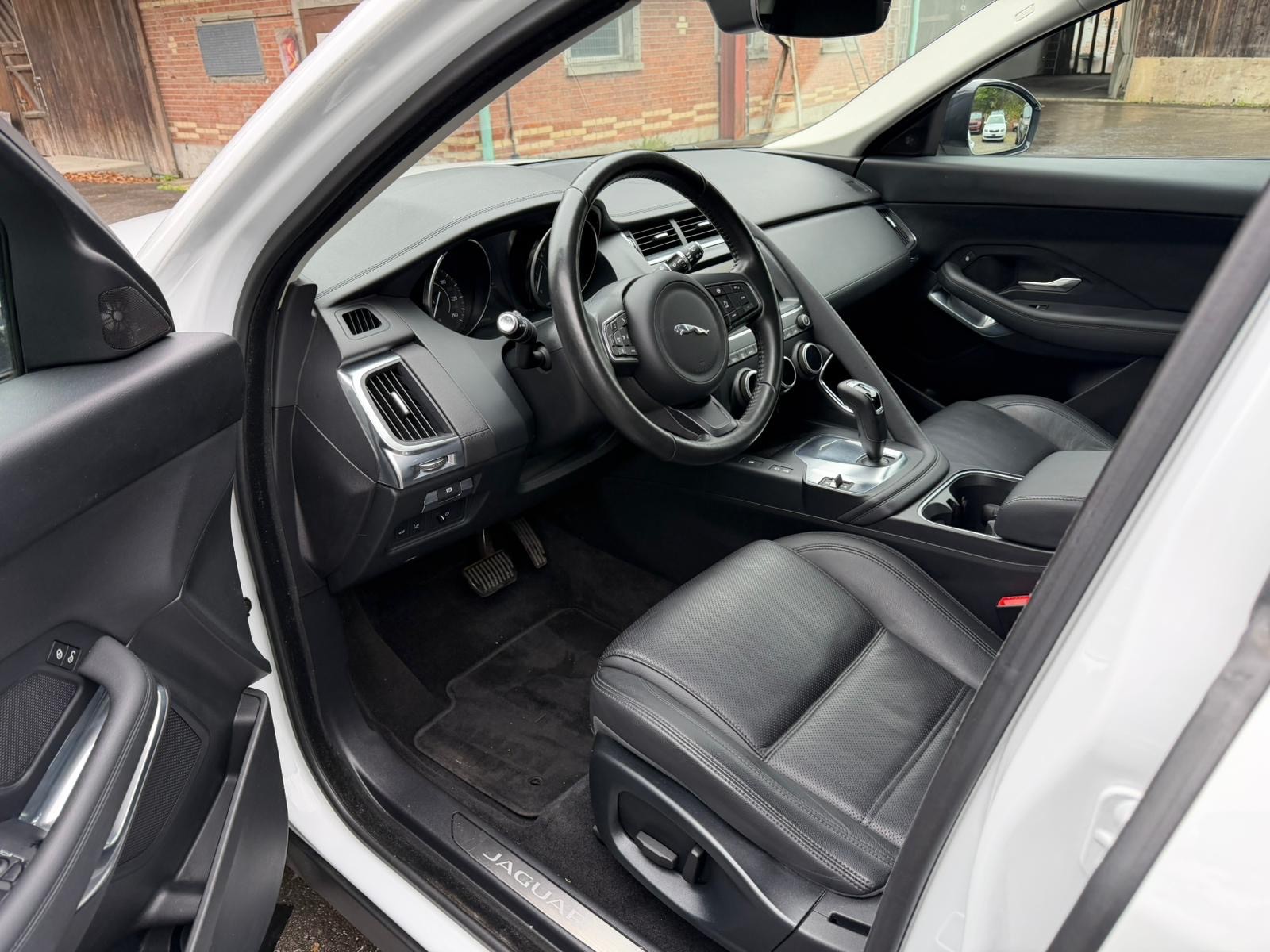 JAGUAR E-Pace 2.0d D150 S AWD Automatik-image-6
