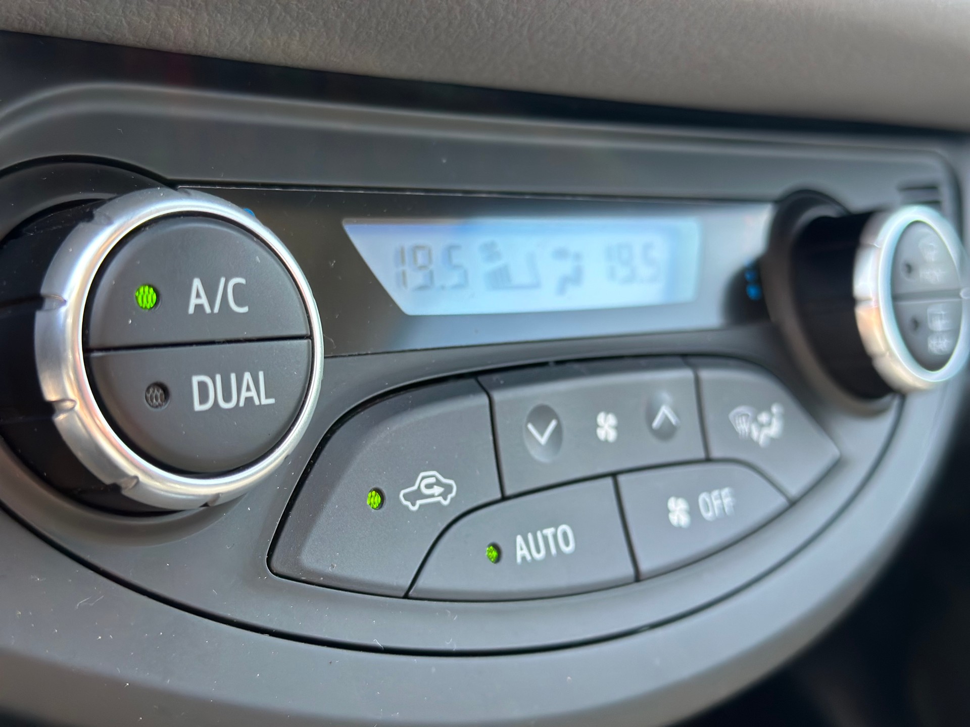 TOYOTA Yaris 1.5 Trend-image-24