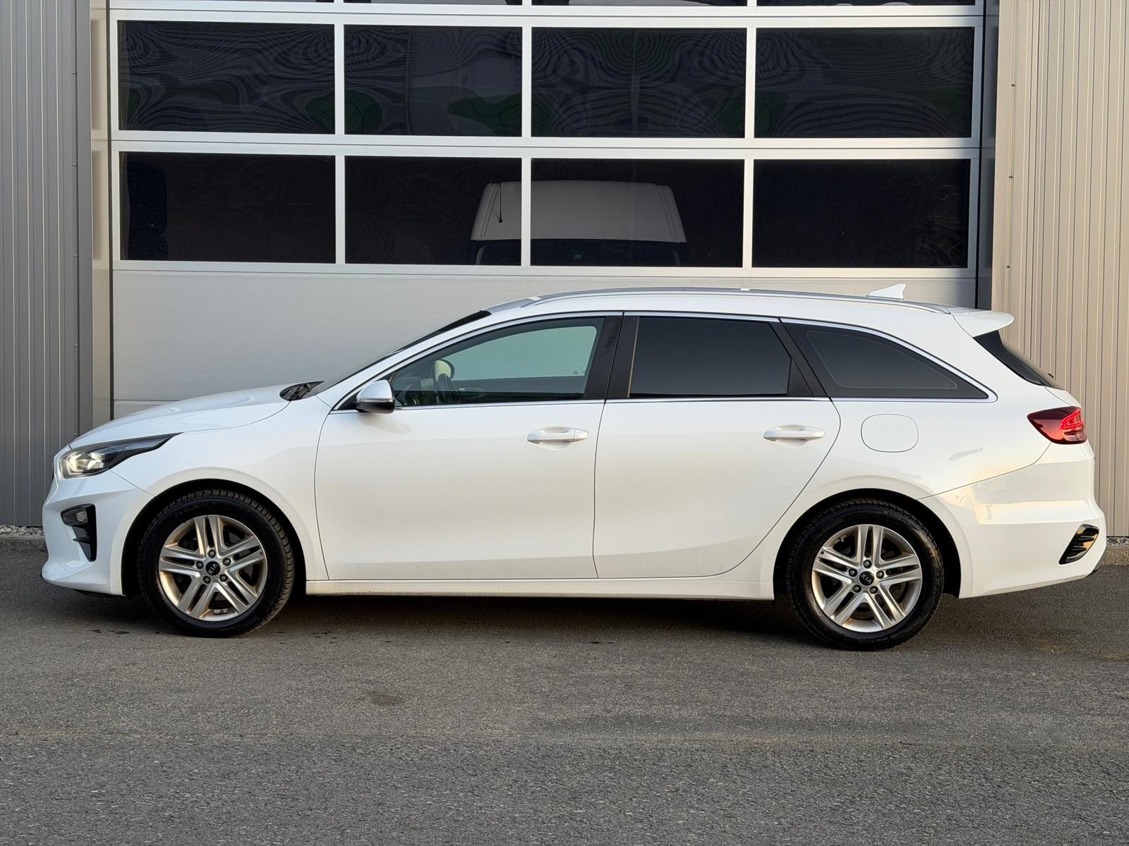 KIA Ceed Sportswagon 1.4 T-GDi Power 25 DCT-image-3