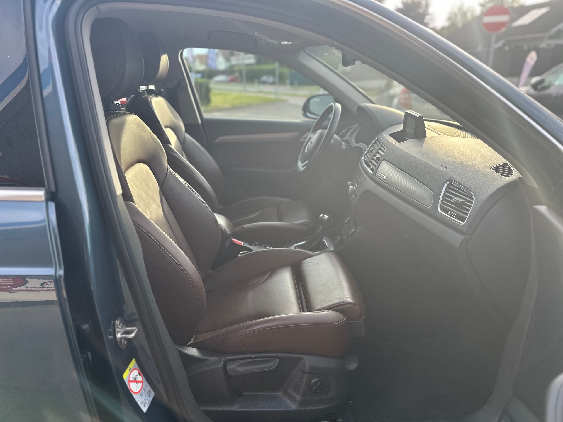 AUDI Q3 2.0 TDI design quattro S-tronic-image-6