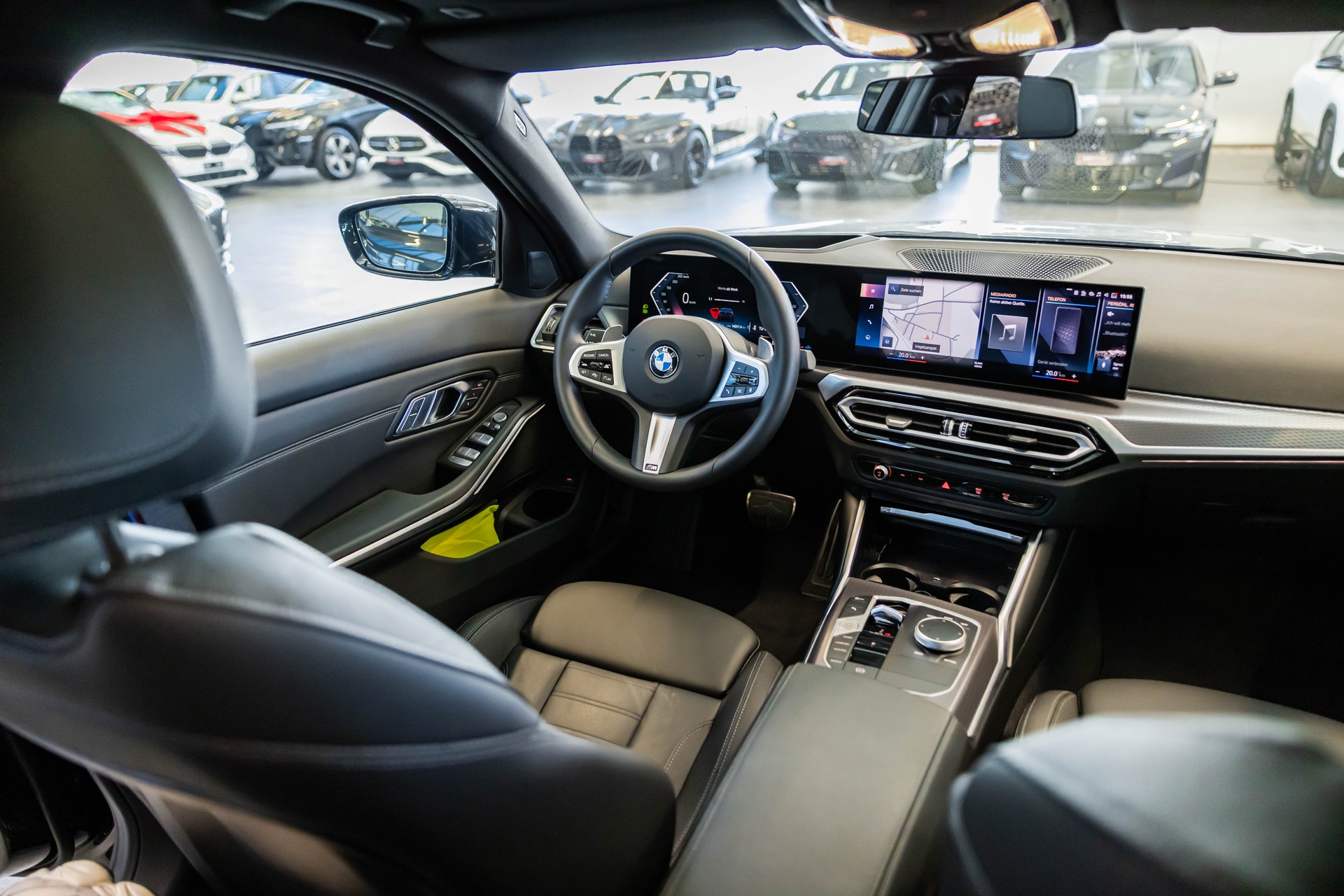 BMW 330d xDrive SAG / M Sport Pro / Glasdach / Rückfahrkamera / Head-Up Dispplay-image-20