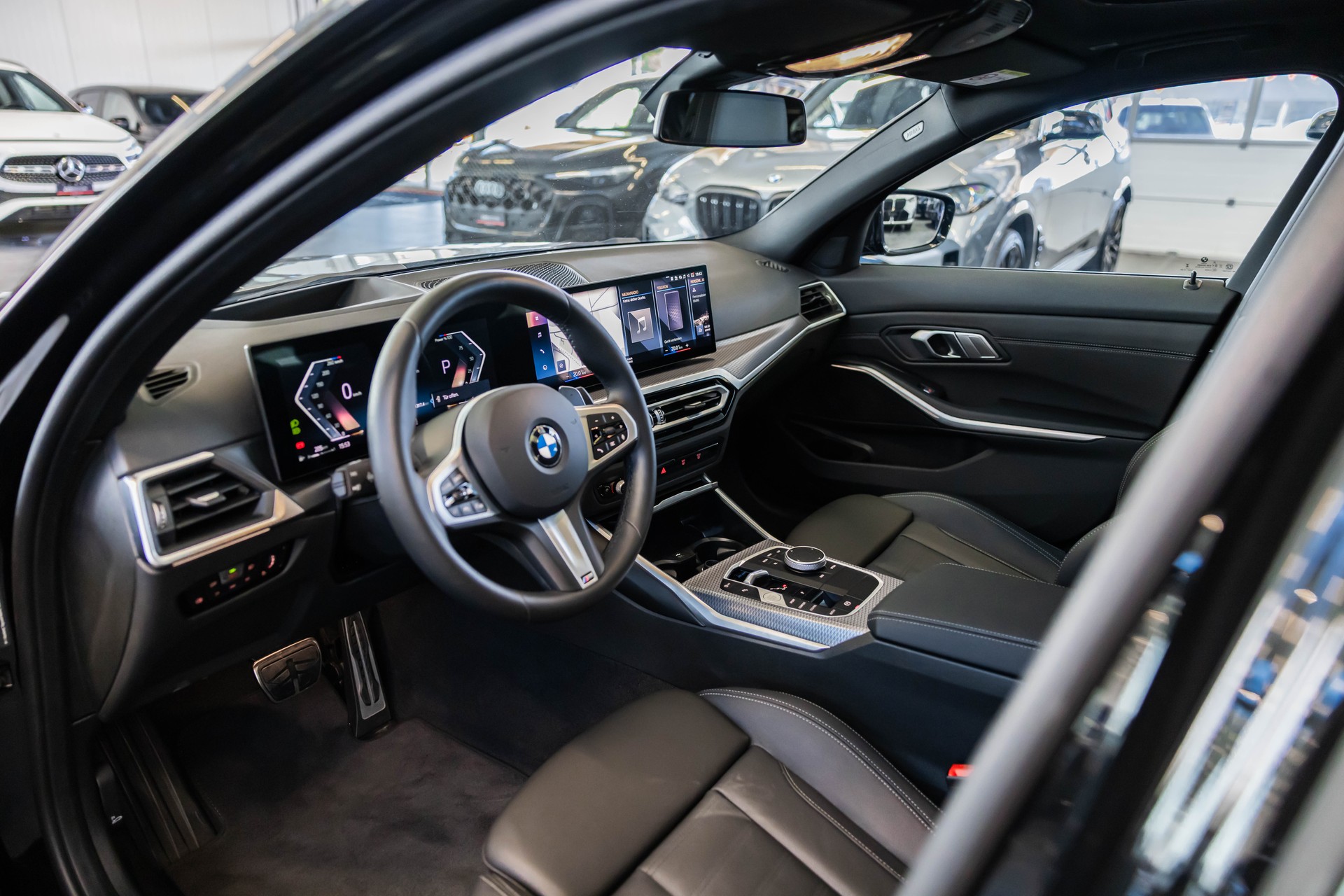 BMW 330d xDrive SAG / M Sport Pro / Glasdach / Rückfahrkamera / Head-Up Dispplay-image-10
