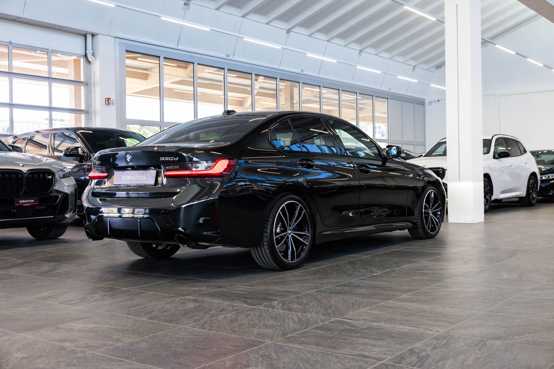 BMW 330d xDrive SAG / M Sport Pro / Glasdach / Rückfahrkamera / Head-Up Dispplay-image-6