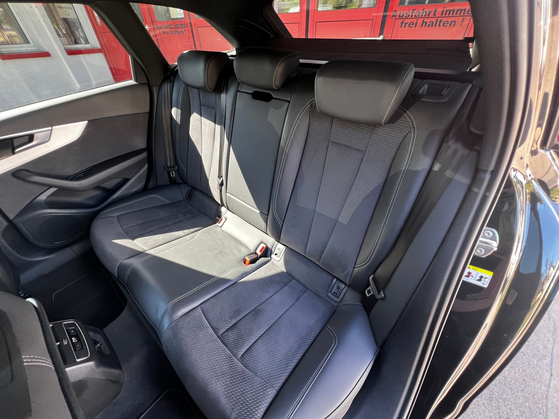 AUDI A4 Avant 40 TDI S line Attraction quattro S-tronic-image-13