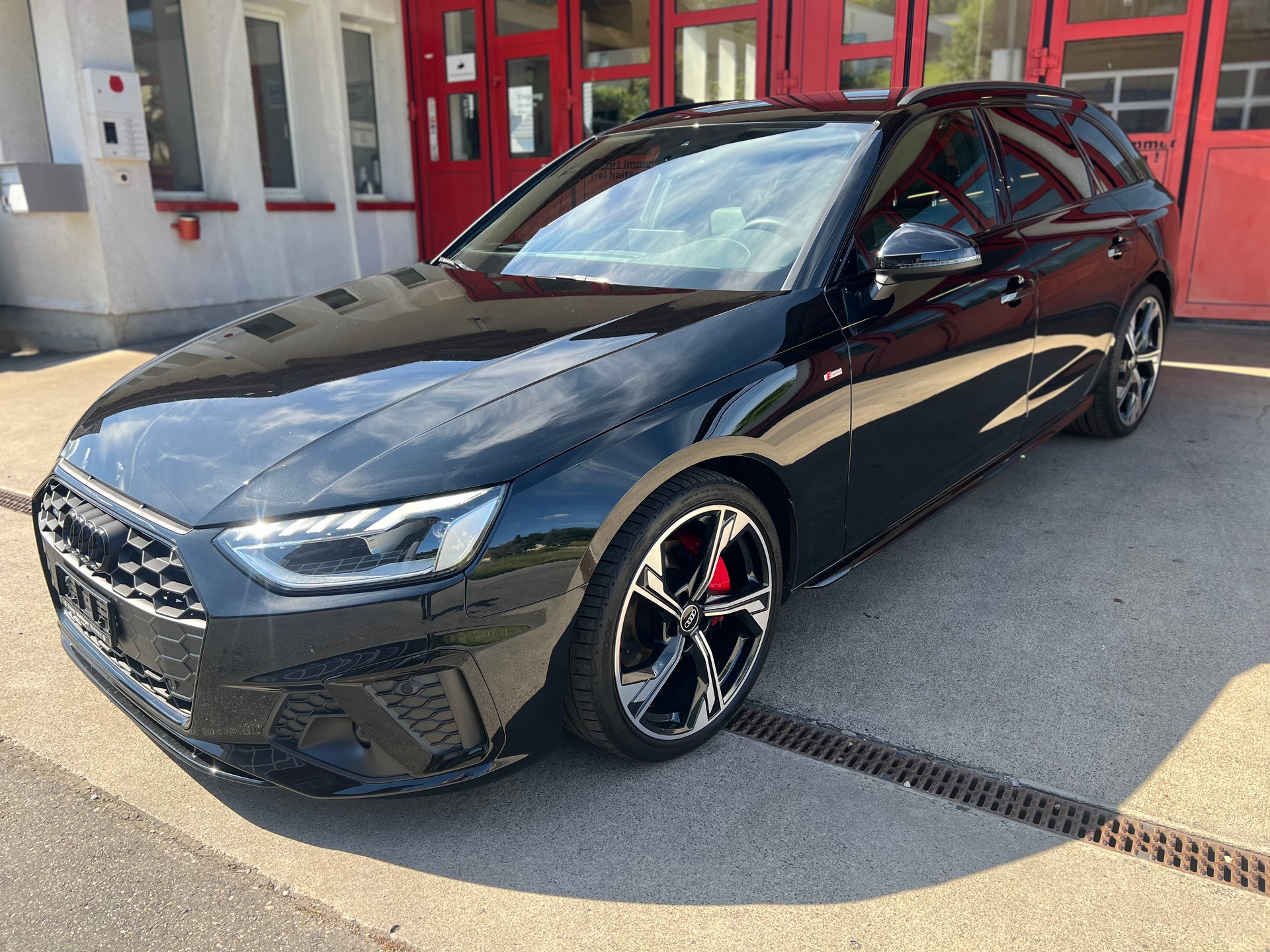 AUDI A4 Avant 40 TDI S line Attraction quattro S-tronic-image-1