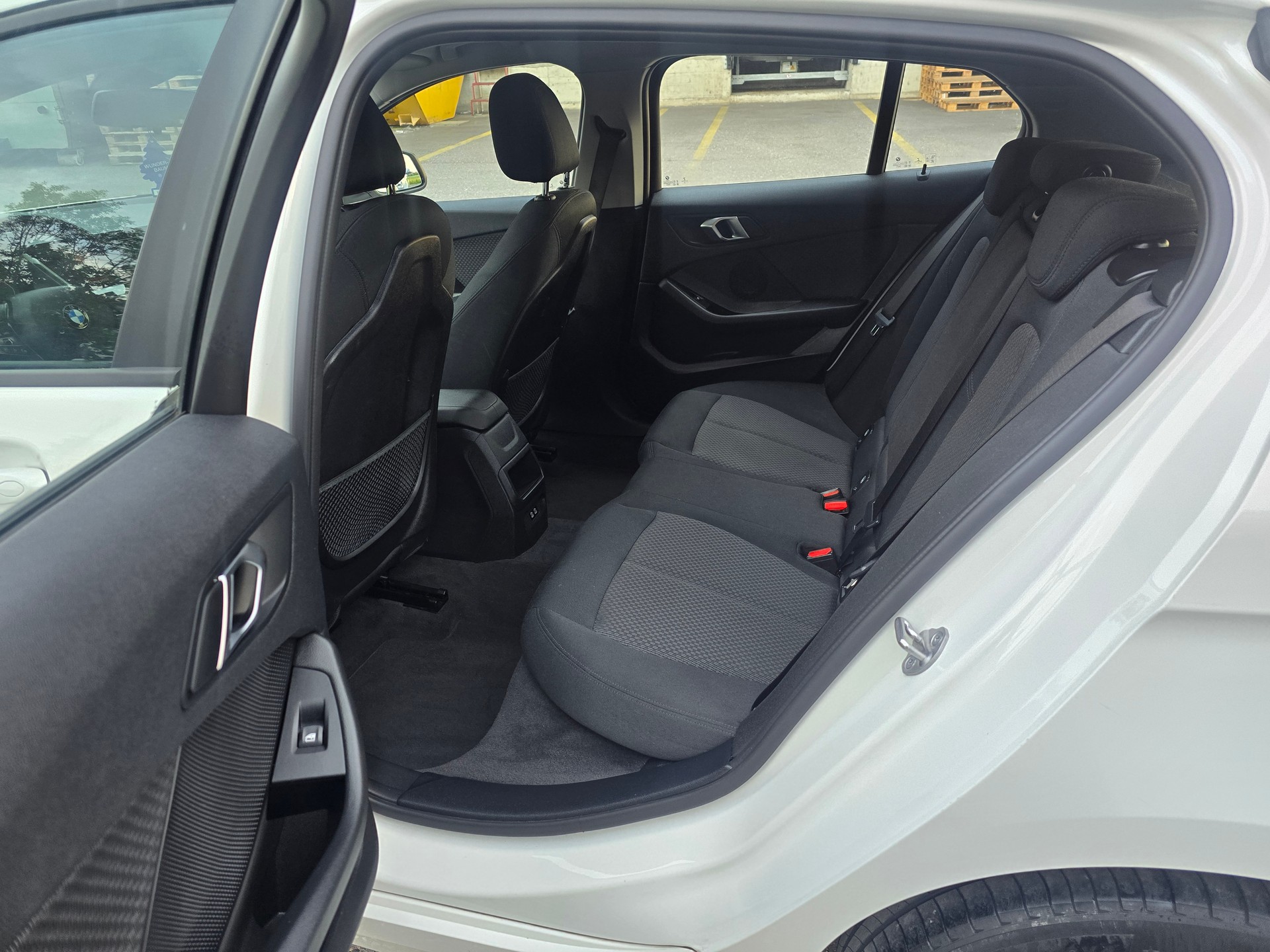 BMW 118i Essential Edition Steptronic-image-13