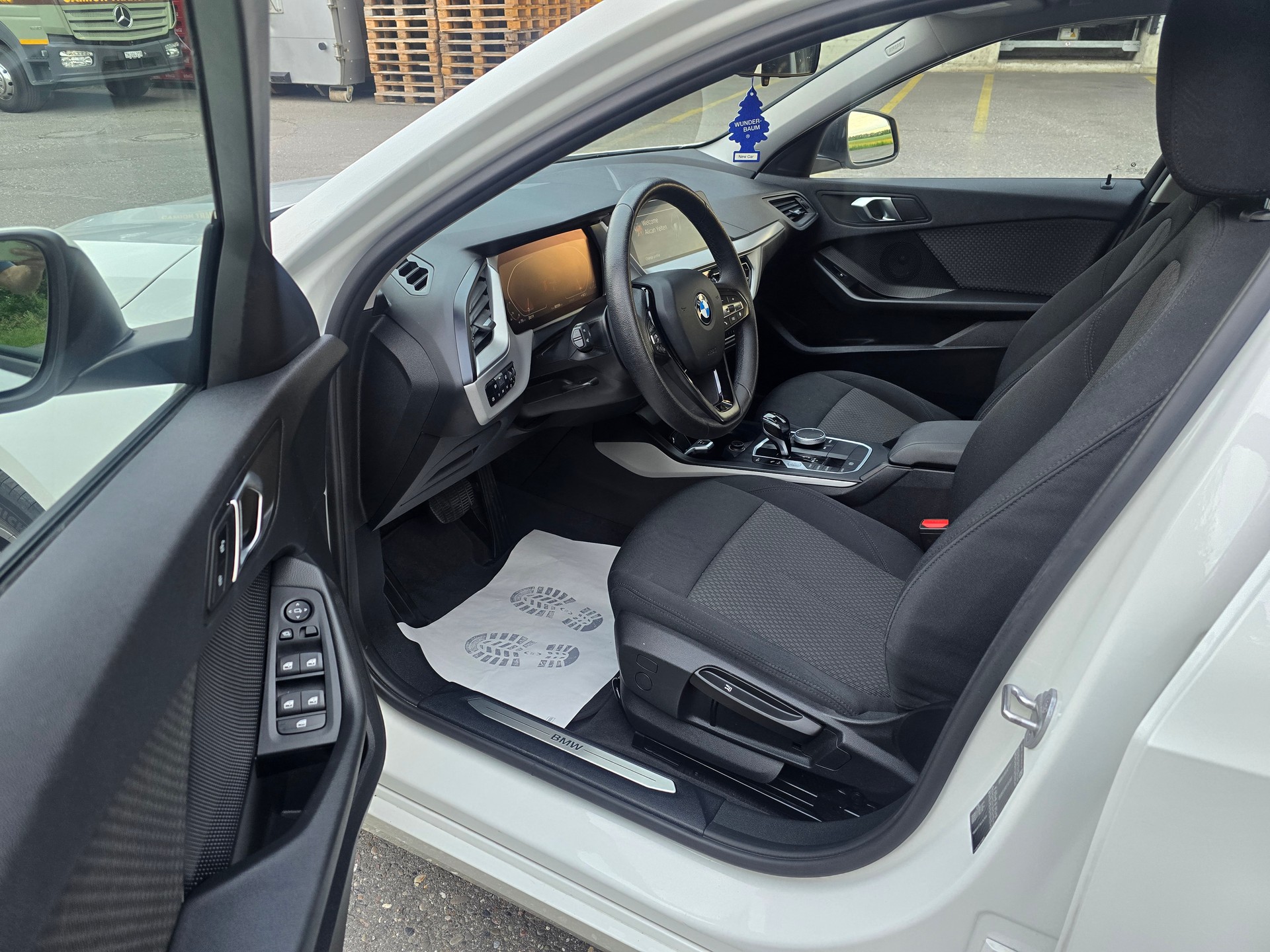 BMW 118i Essential Edition Steptronic-image-12