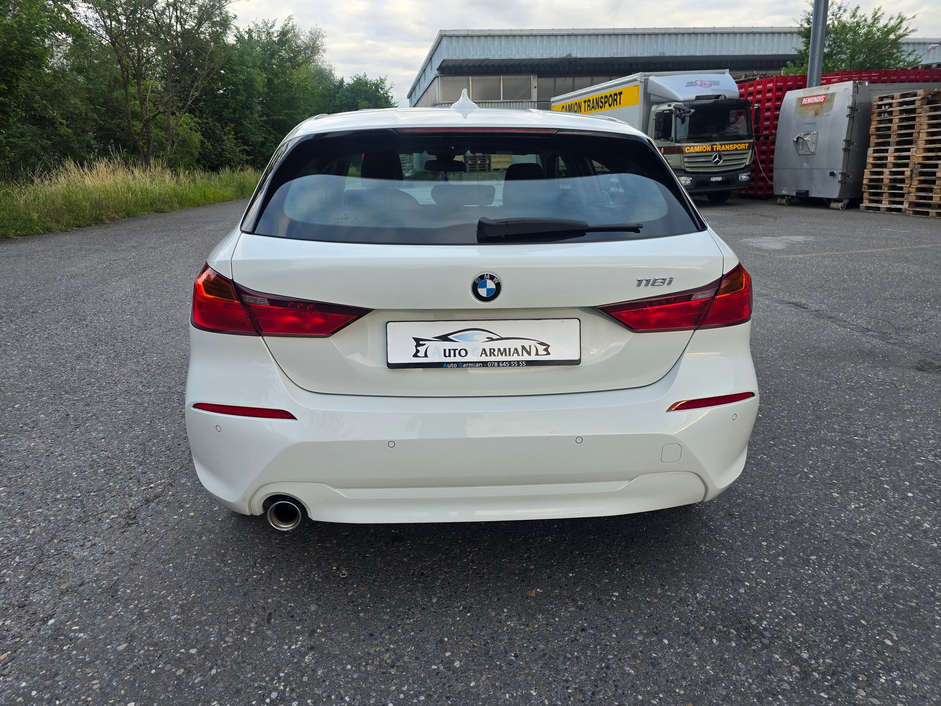 BMW 118i Essential Edition Steptronic-image-3