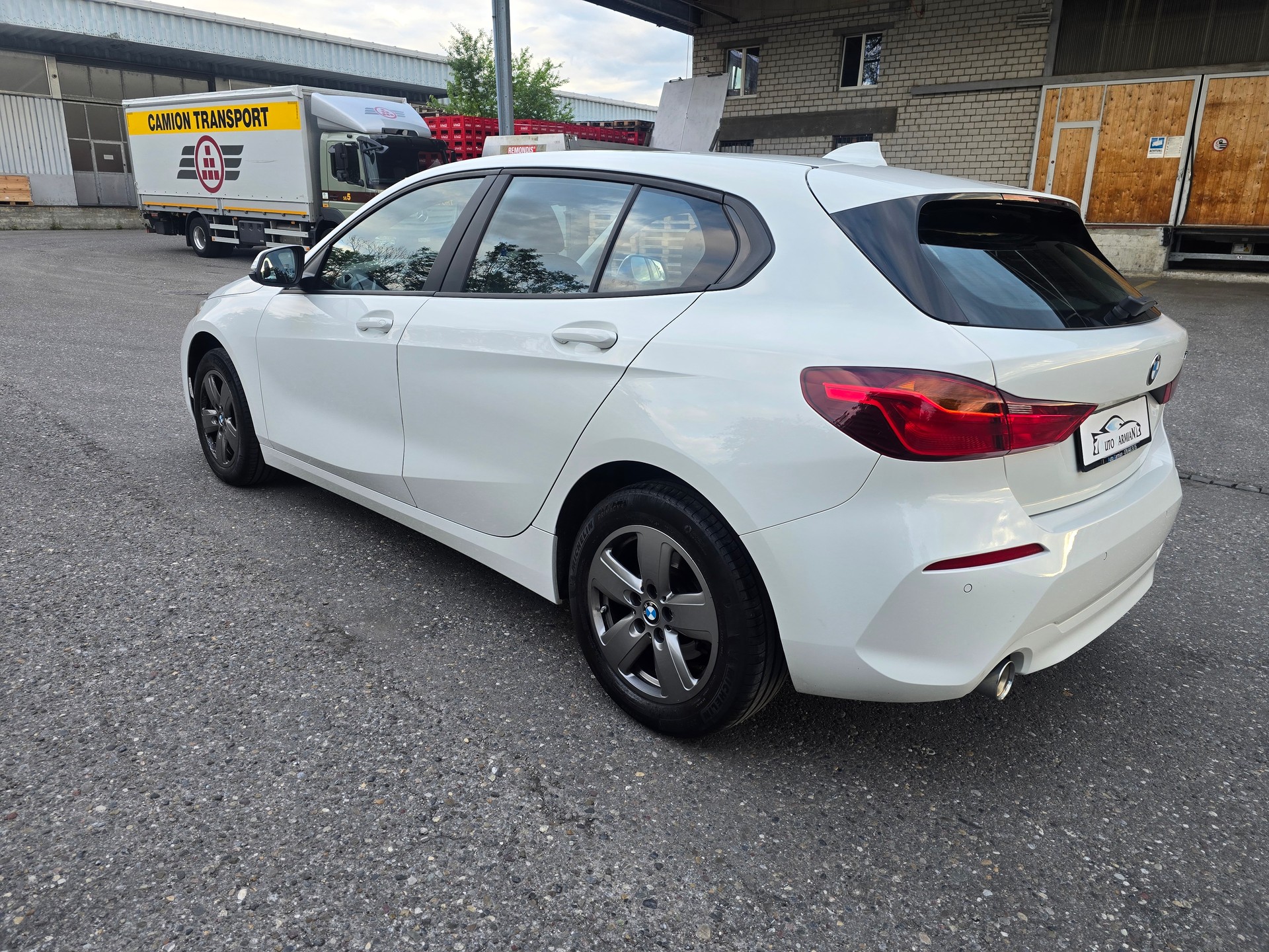 BMW 118i Essential Edition Steptronic-image-4