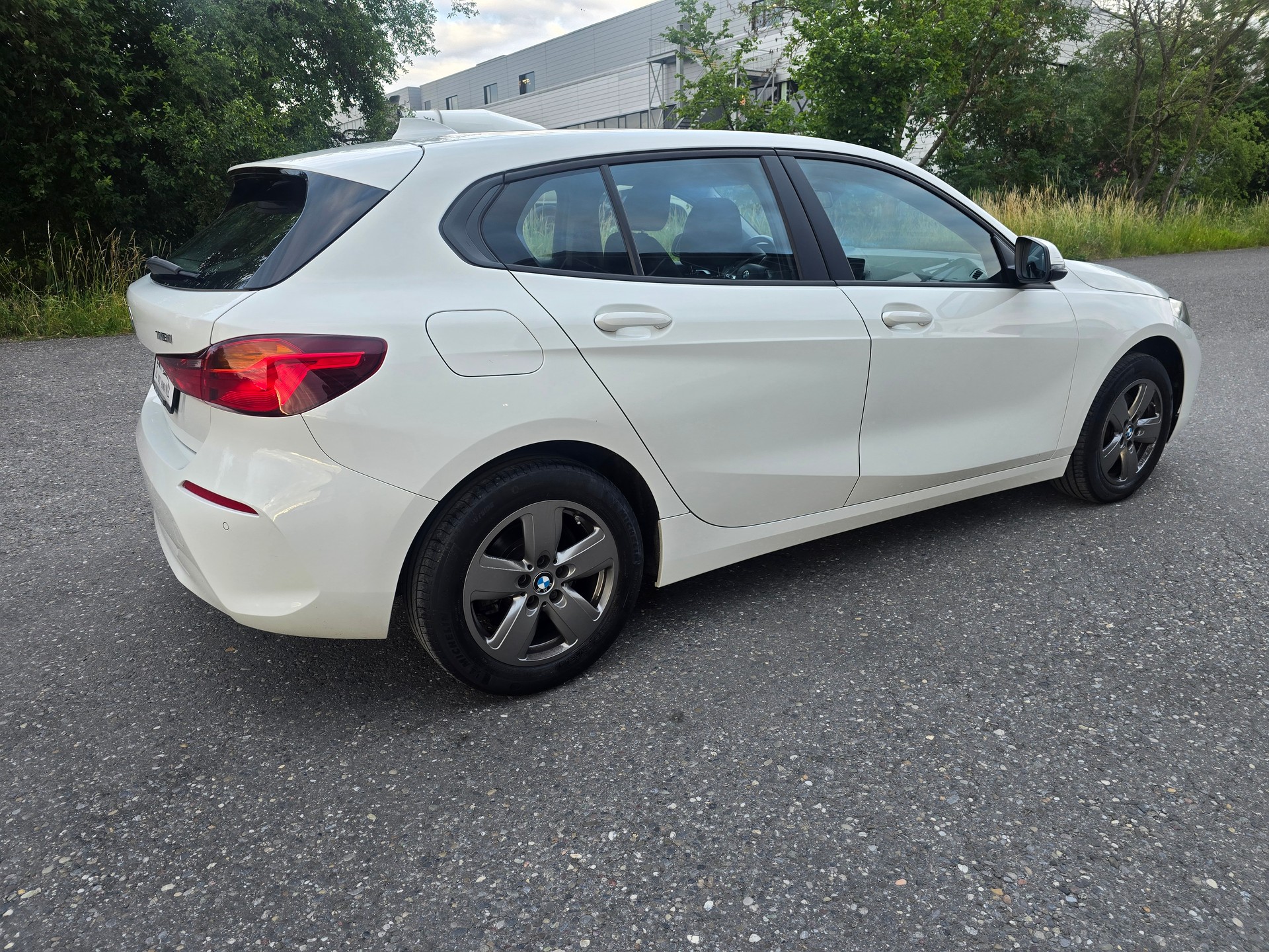 BMW 118i Essential Edition Steptronic-image-5