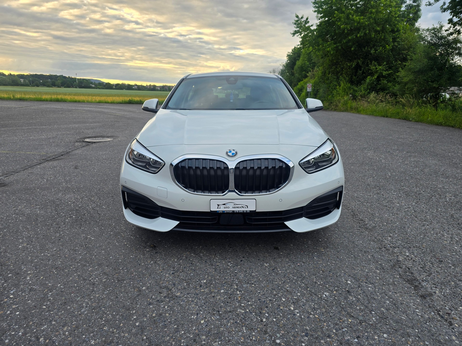 BMW 118i Essential Edition Steptronic-image-0