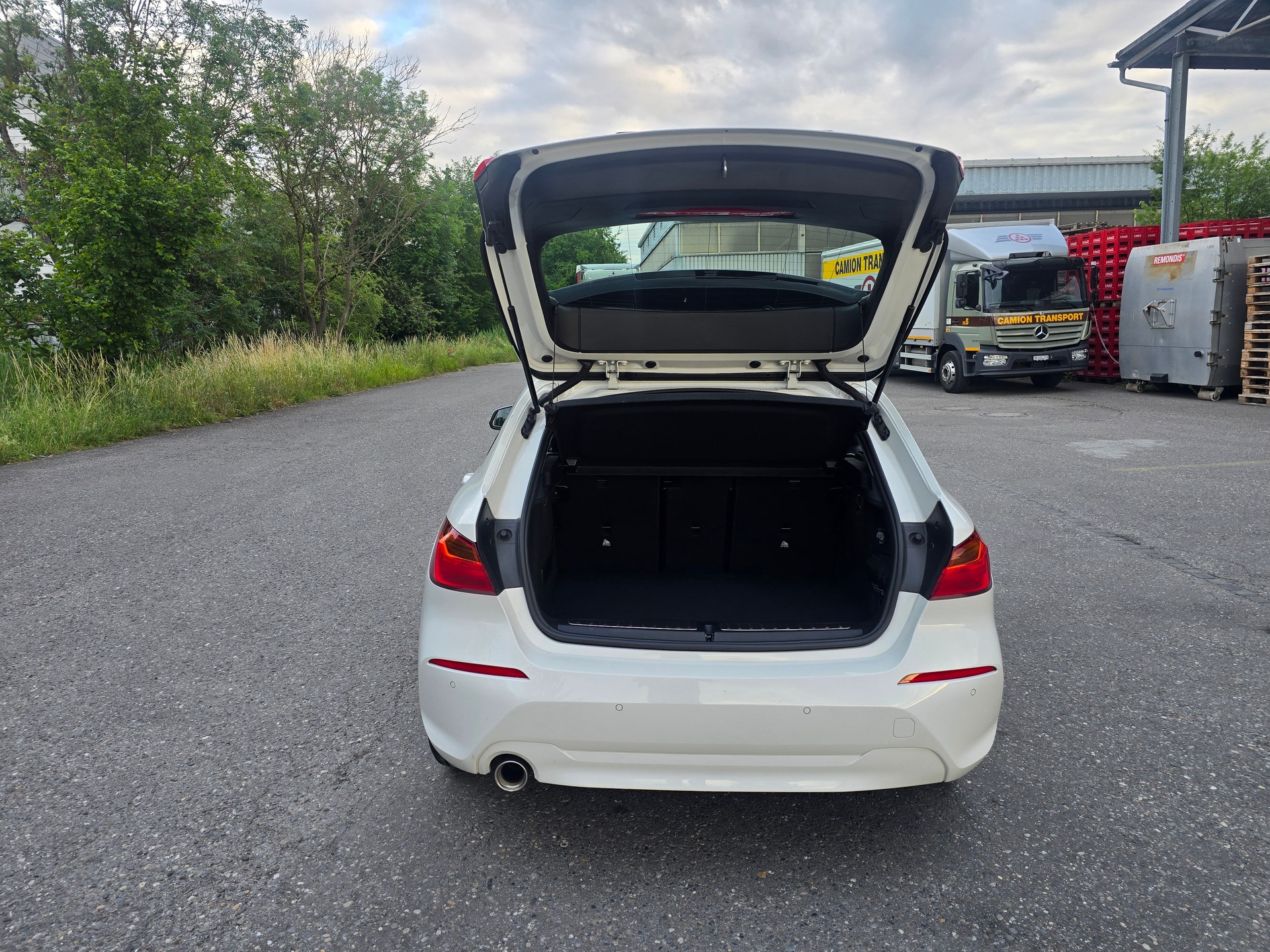 BMW 118i Essential Edition Steptronic-image-6