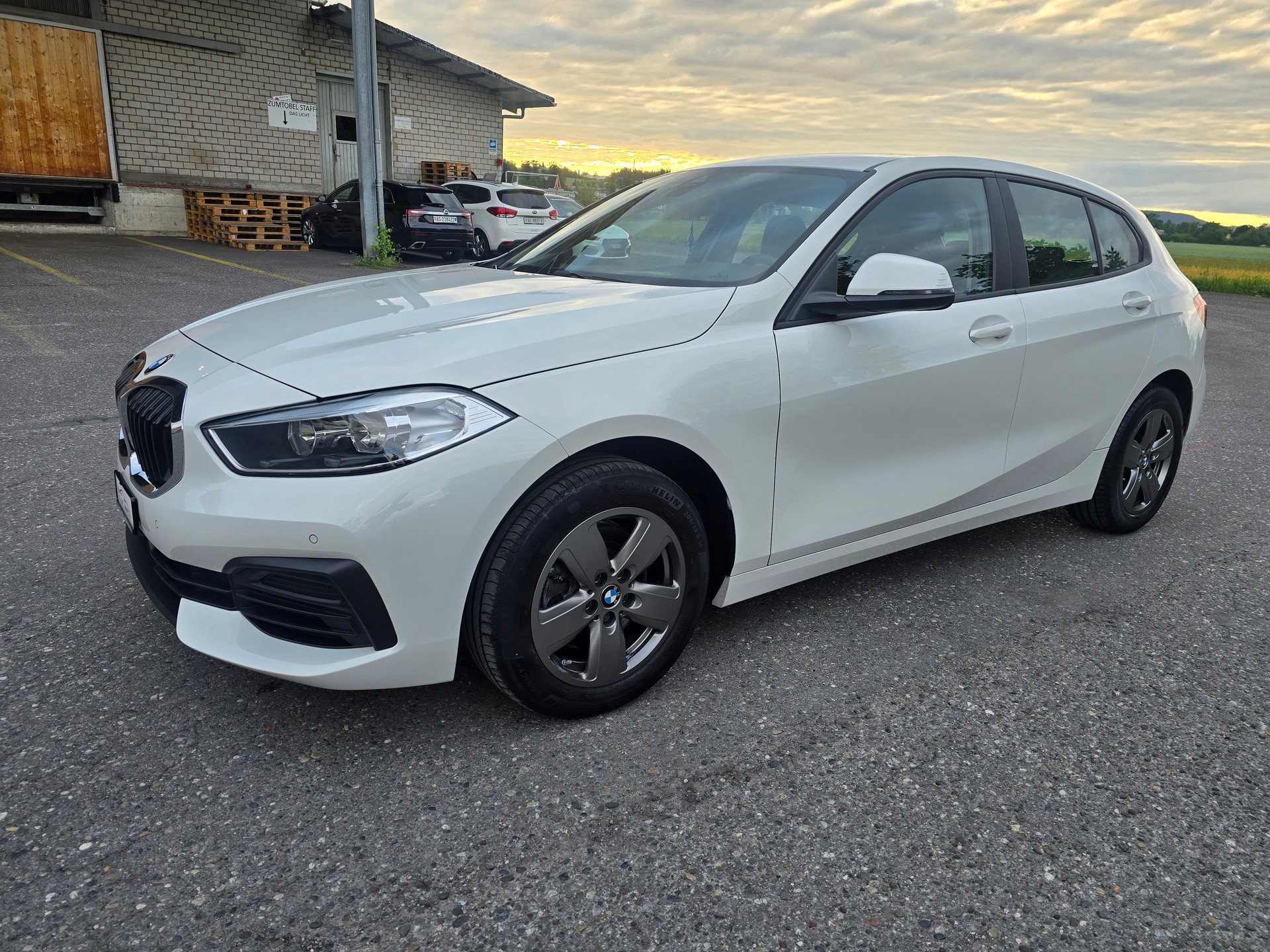 BMW 118i Essential Edition Steptronic-image-2