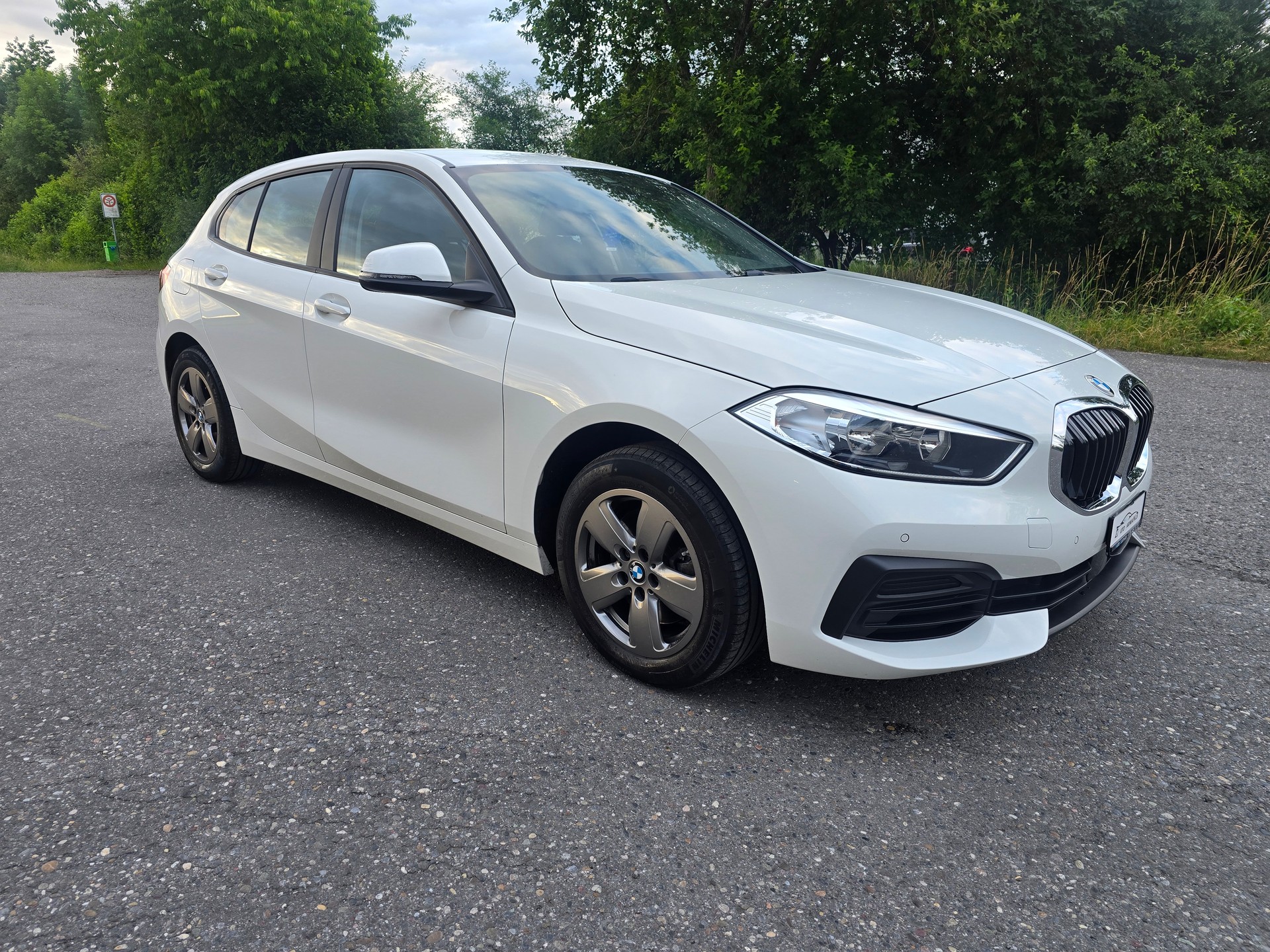 BMW 118i Essential Edition Steptronic-image-1