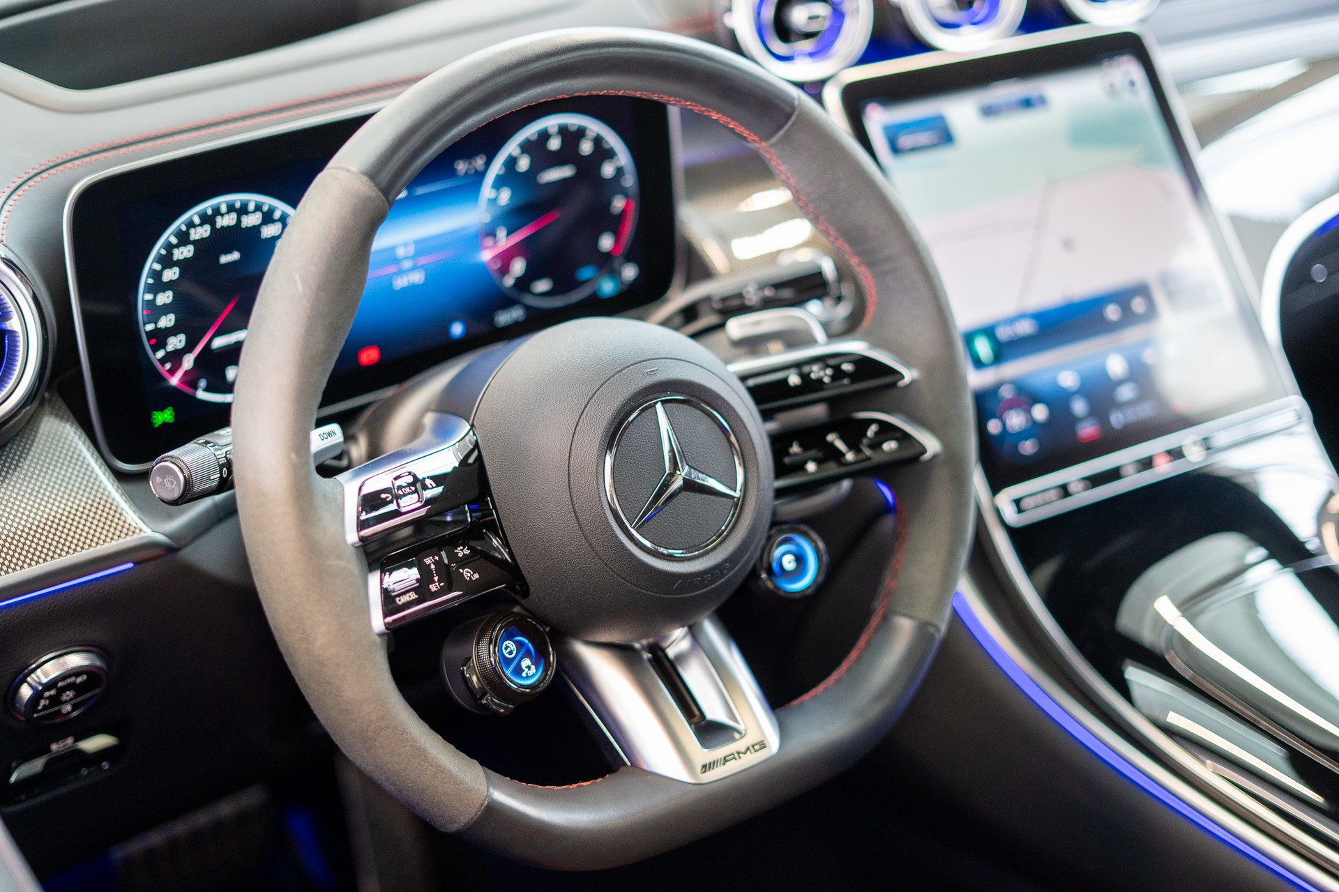 MERCEDES-BENZ GLC 43 AMG 4matic / Panorama / Performance Auspuff / 360°Kamera-image-12