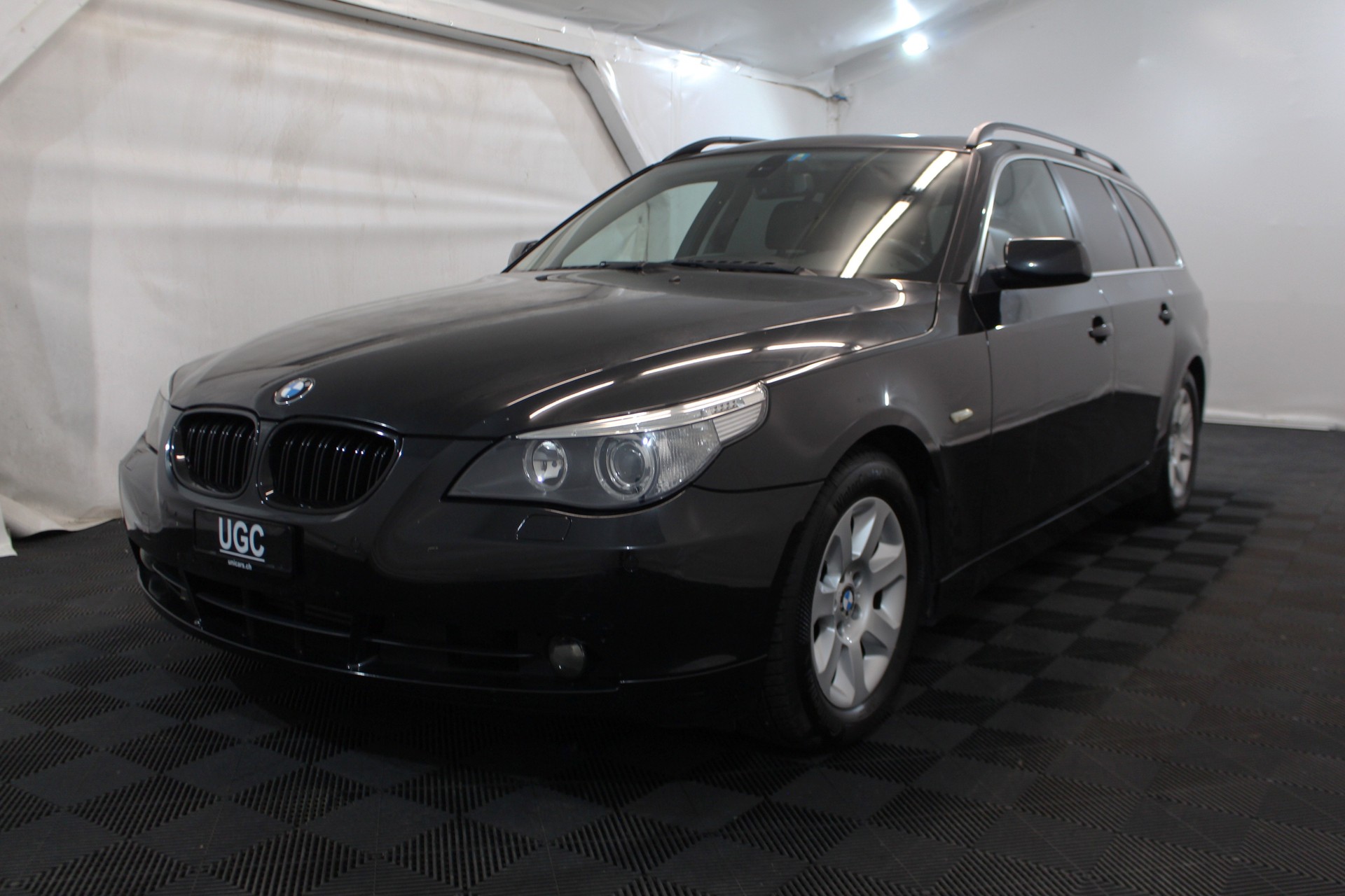 BMW 525d Touring-showroom-element-2