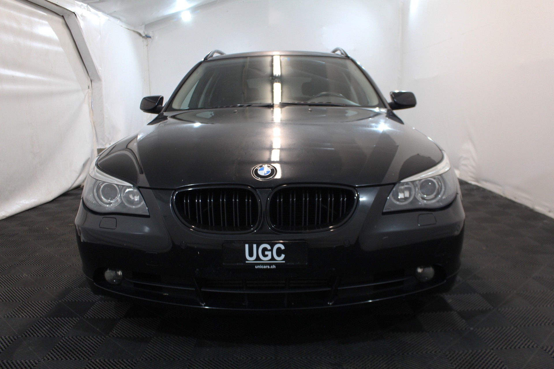 BMW 525d Touring-showroom-element-1