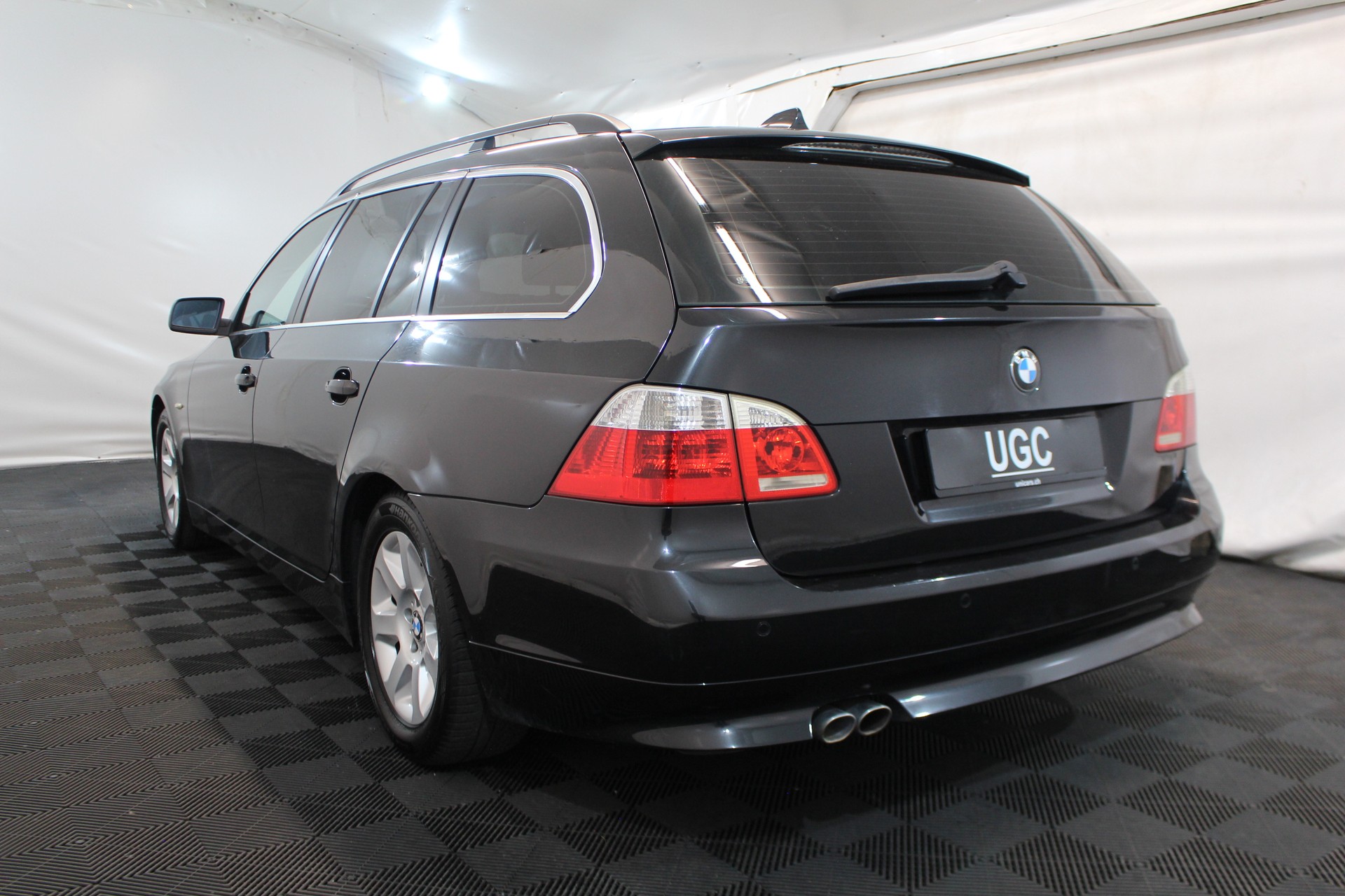 BMW 525d Touring-showroom-element-3