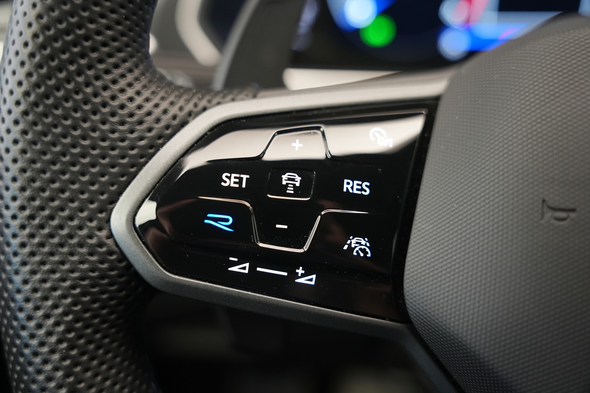 VW Tiguan 2.0TSI R 4Motion DSG *CH-Fahrzeug* *AHK*-image-21