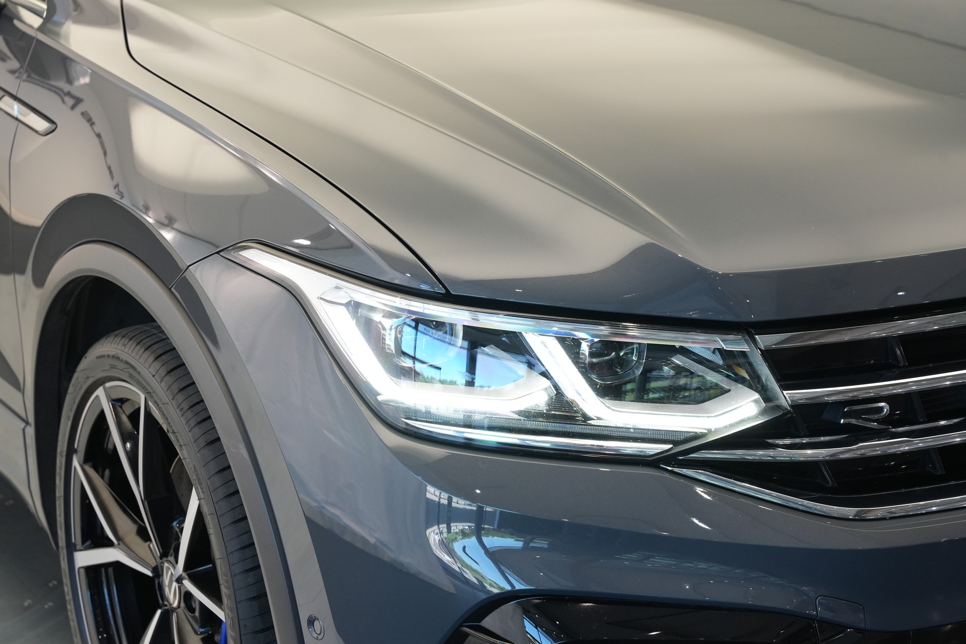 VW Tiguan 2.0TSI R 4Motion DSG *CH-Fahrzeug* *AHK*-image-42