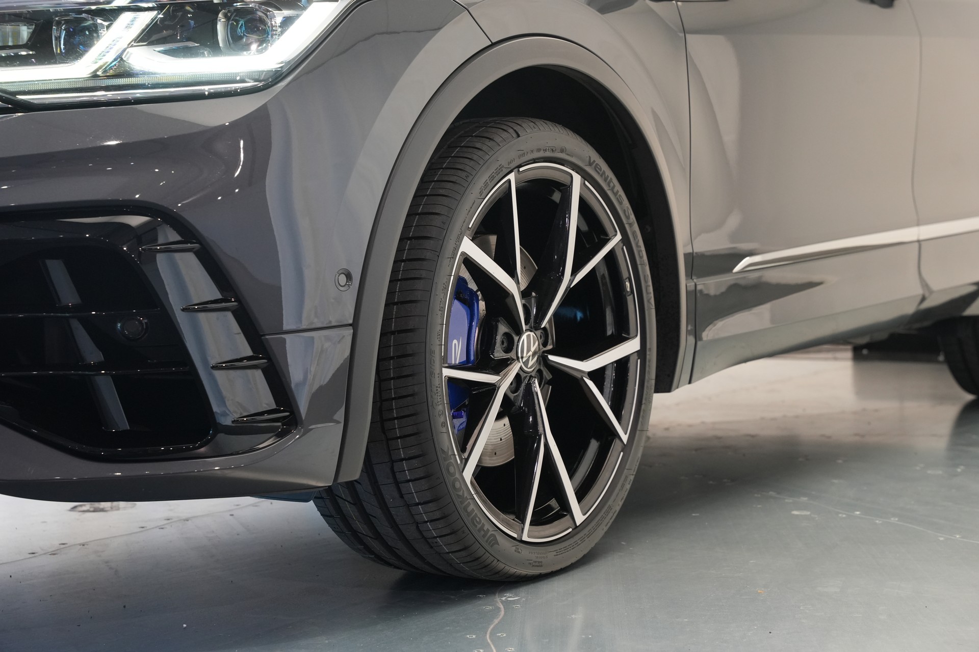 VW Tiguan 2.0TSI R 4Motion DSG *CH-Fahrzeug* *AHK*-image-45