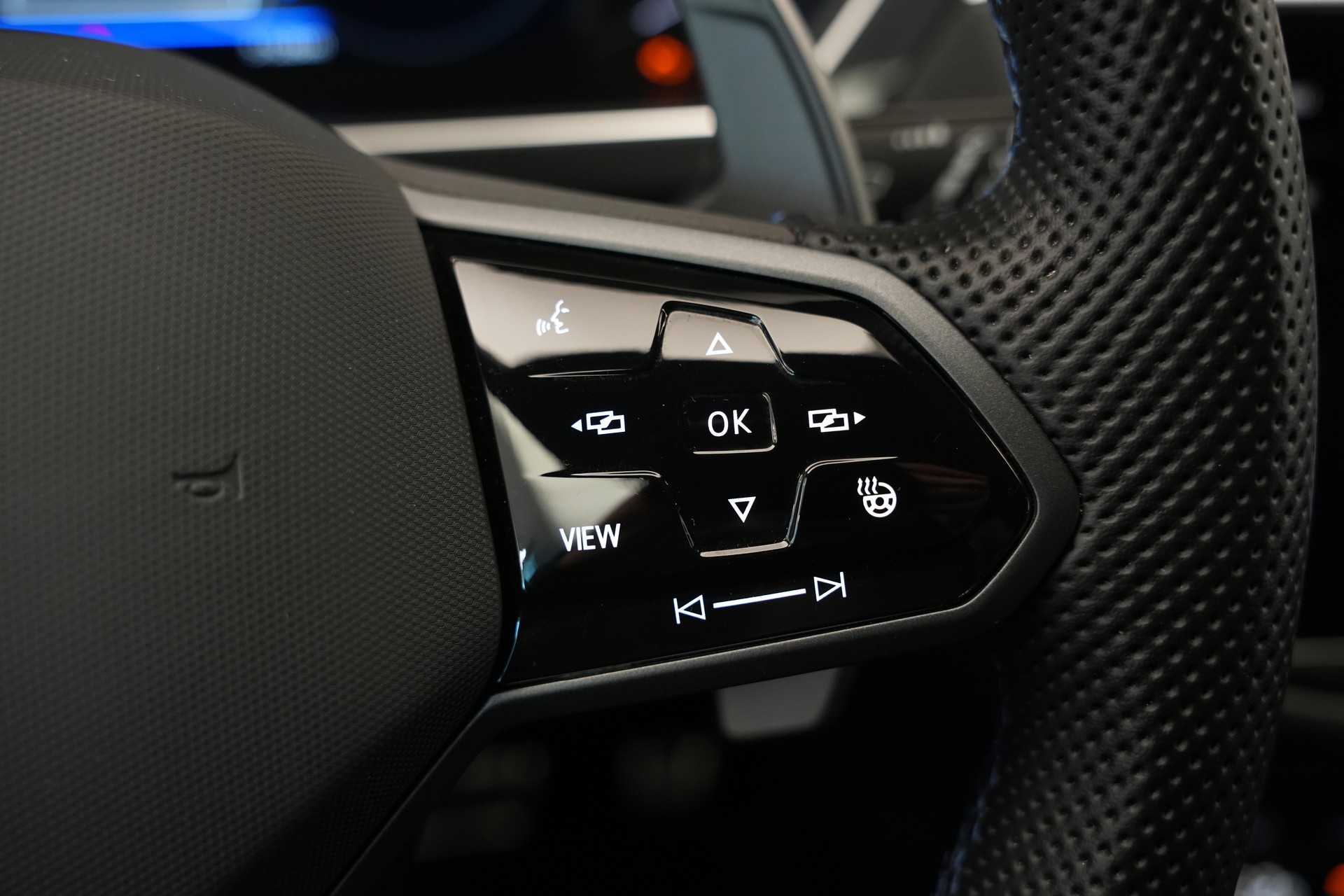 VW Tiguan 2.0TSI R 4Motion DSG *CH-Fahrzeug* *AHK*-image-22