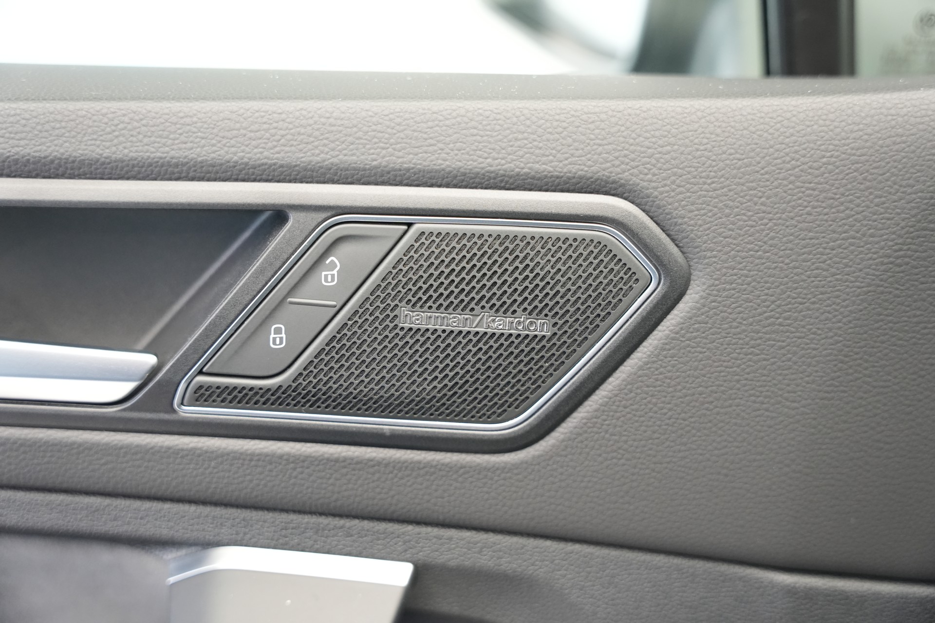 VW Tiguan 2.0TSI R 4Motion DSG *CH-Fahrzeug* *AHK*-image-17