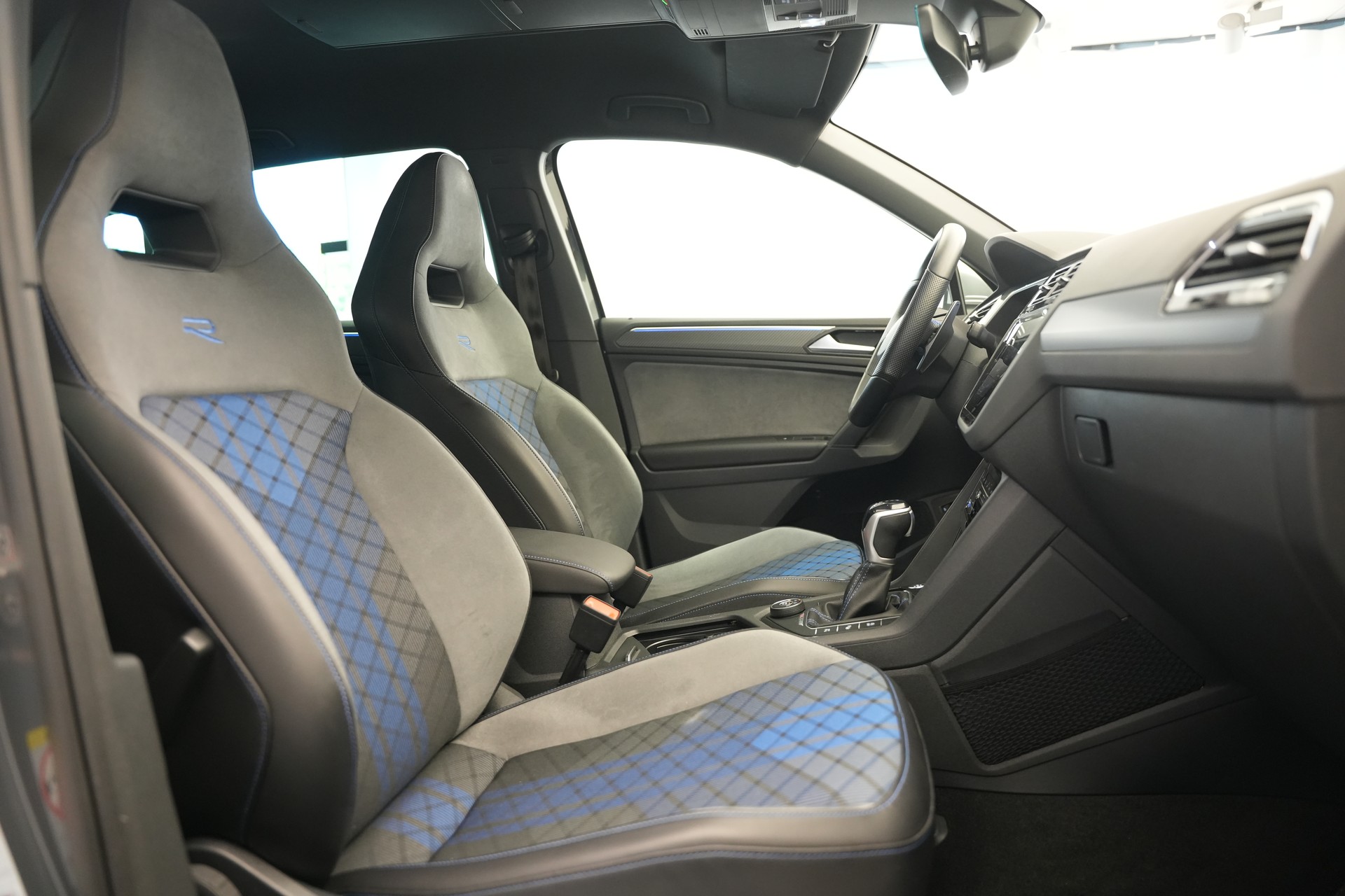 VW Tiguan 2.0TSI R 4Motion DSG *CH-Fahrzeug* *AHK*-image-16