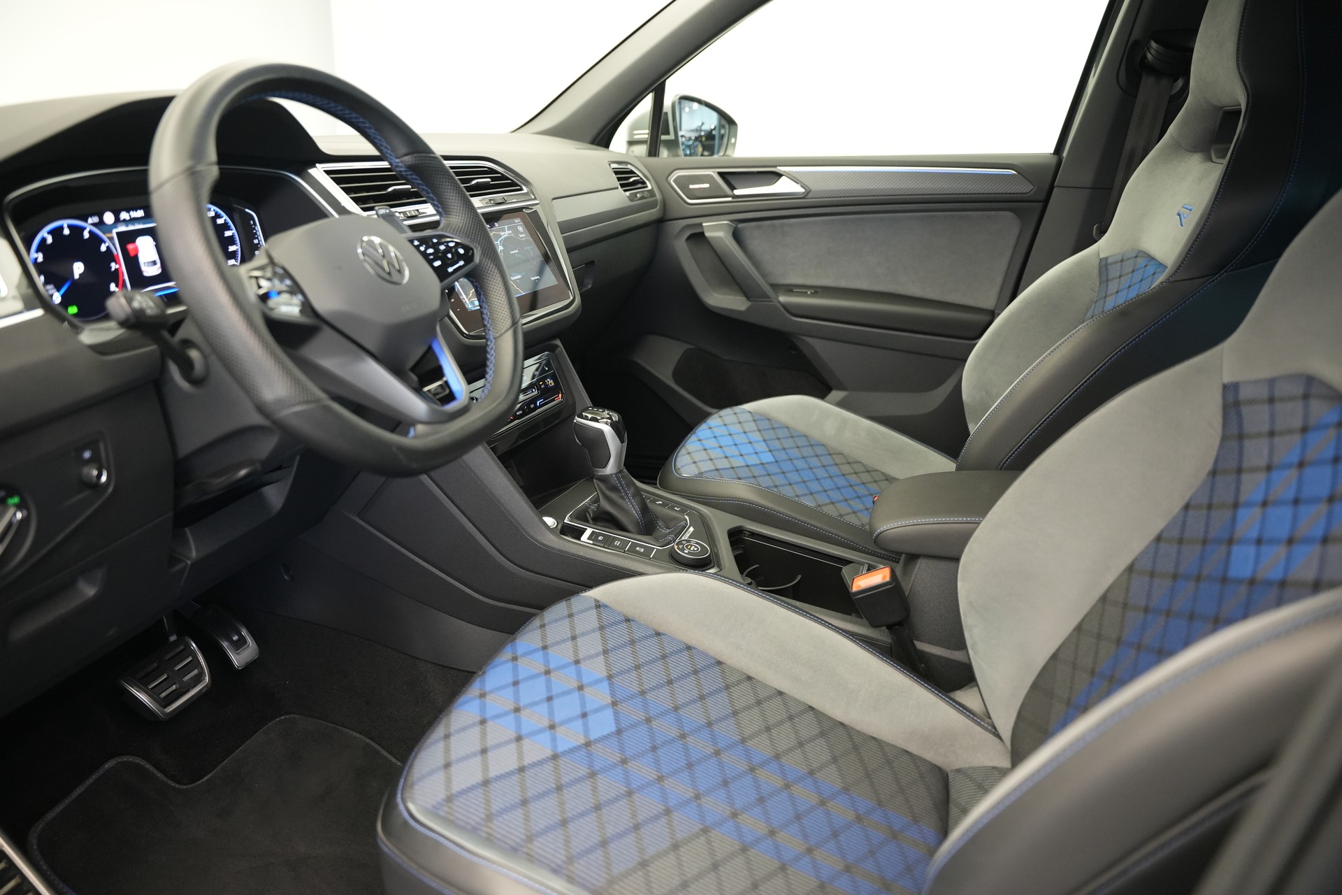 VW Tiguan 2.0TSI R 4Motion DSG *CH-Fahrzeug* *AHK*-image-11