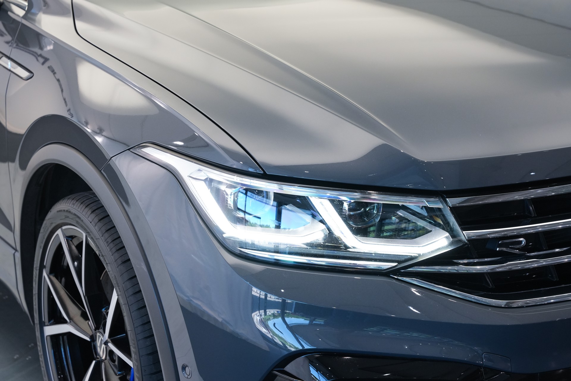 VW Tiguan 2.0TSI R 4Motion DSG *CH-Fahrzeug* *AHK*-image-45