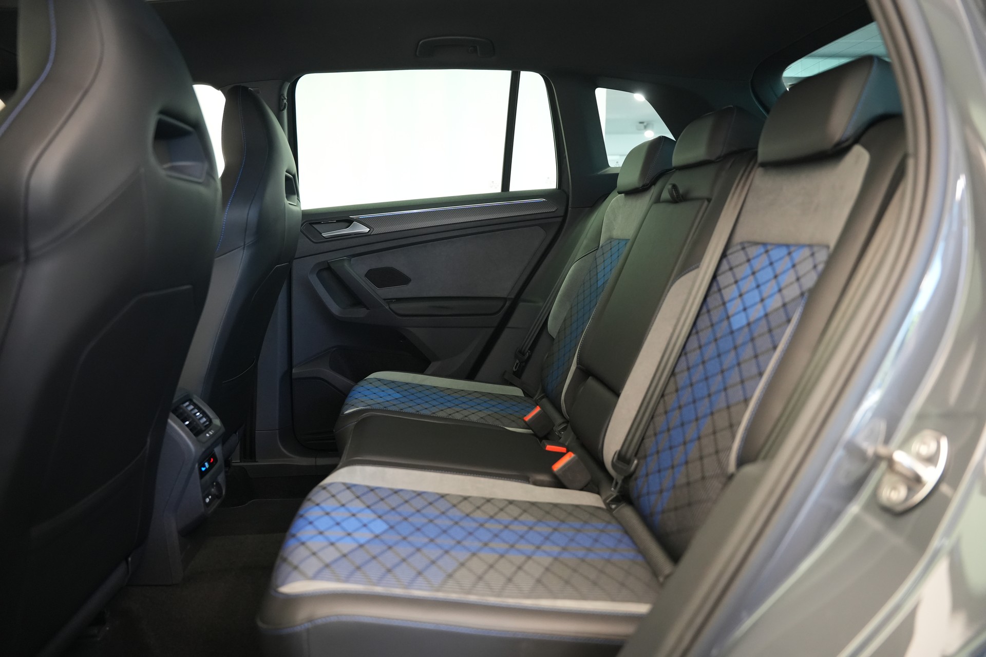 VW Tiguan 2.0TSI R 4Motion DSG *CH-Fahrzeug* *AHK*-image-15