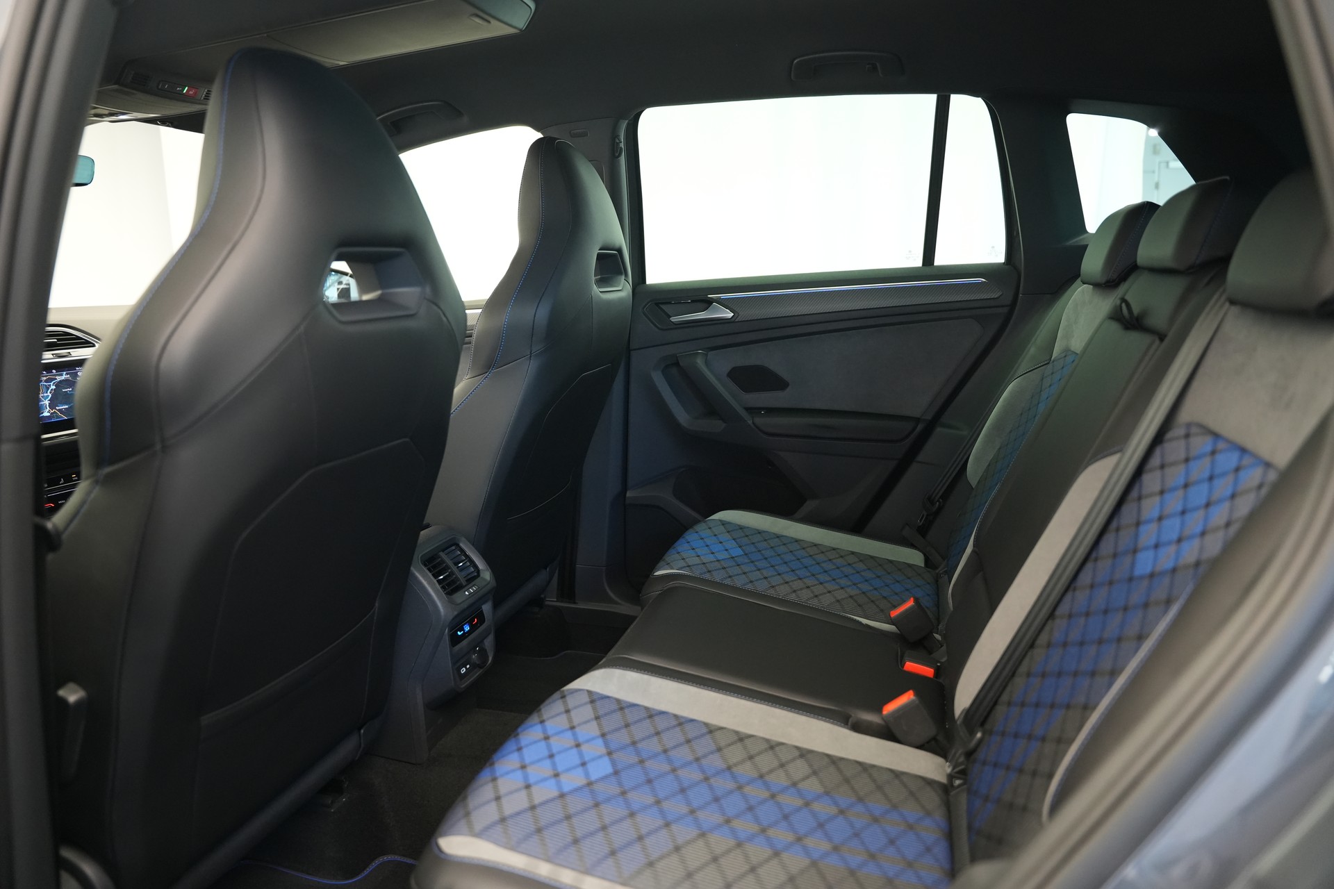 VW Tiguan 2.0TSI R 4Motion DSG *CH-Fahrzeug* *AHK*-image-14