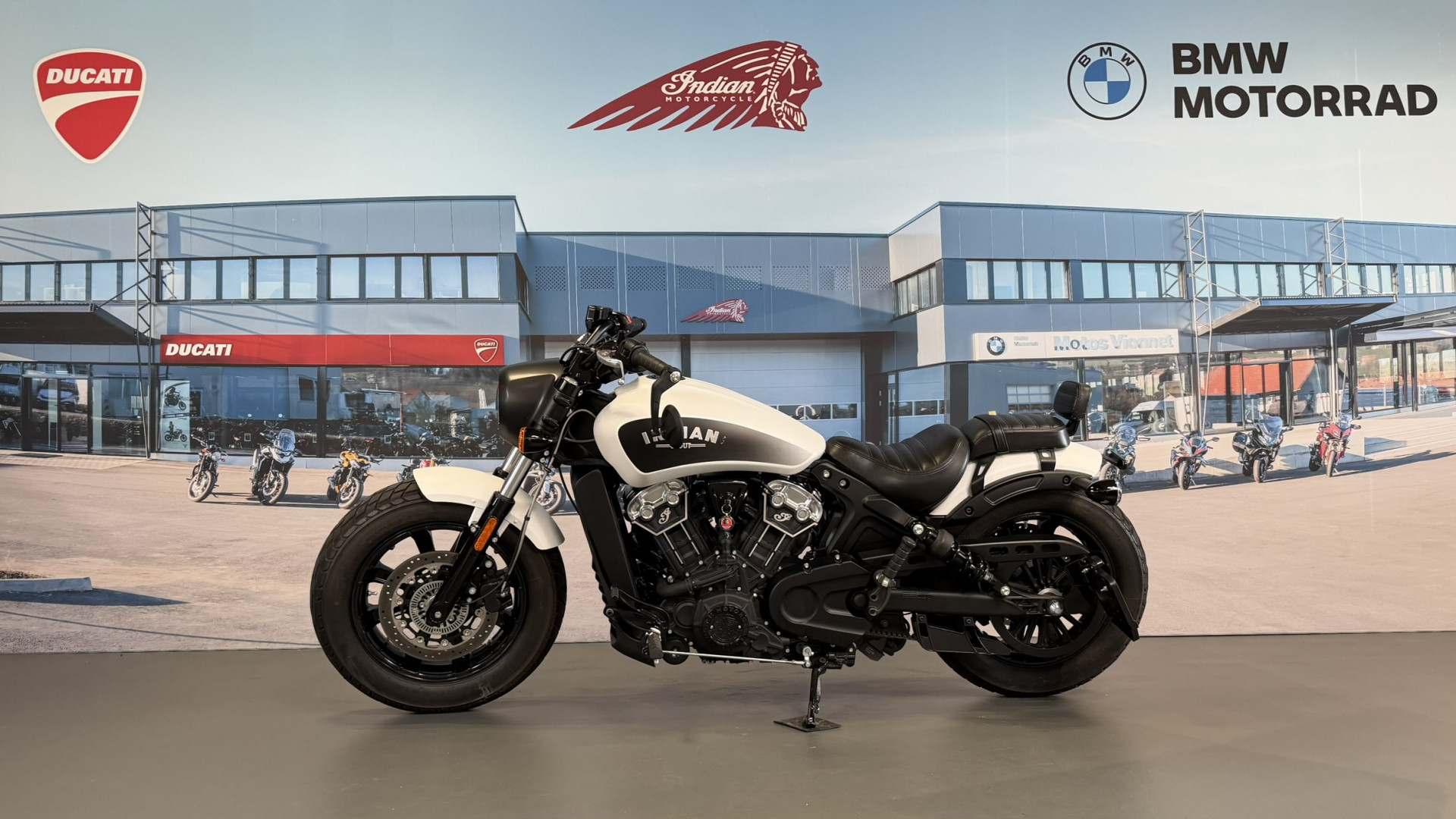 INDIAN Scout Bobber-showroom-element-3