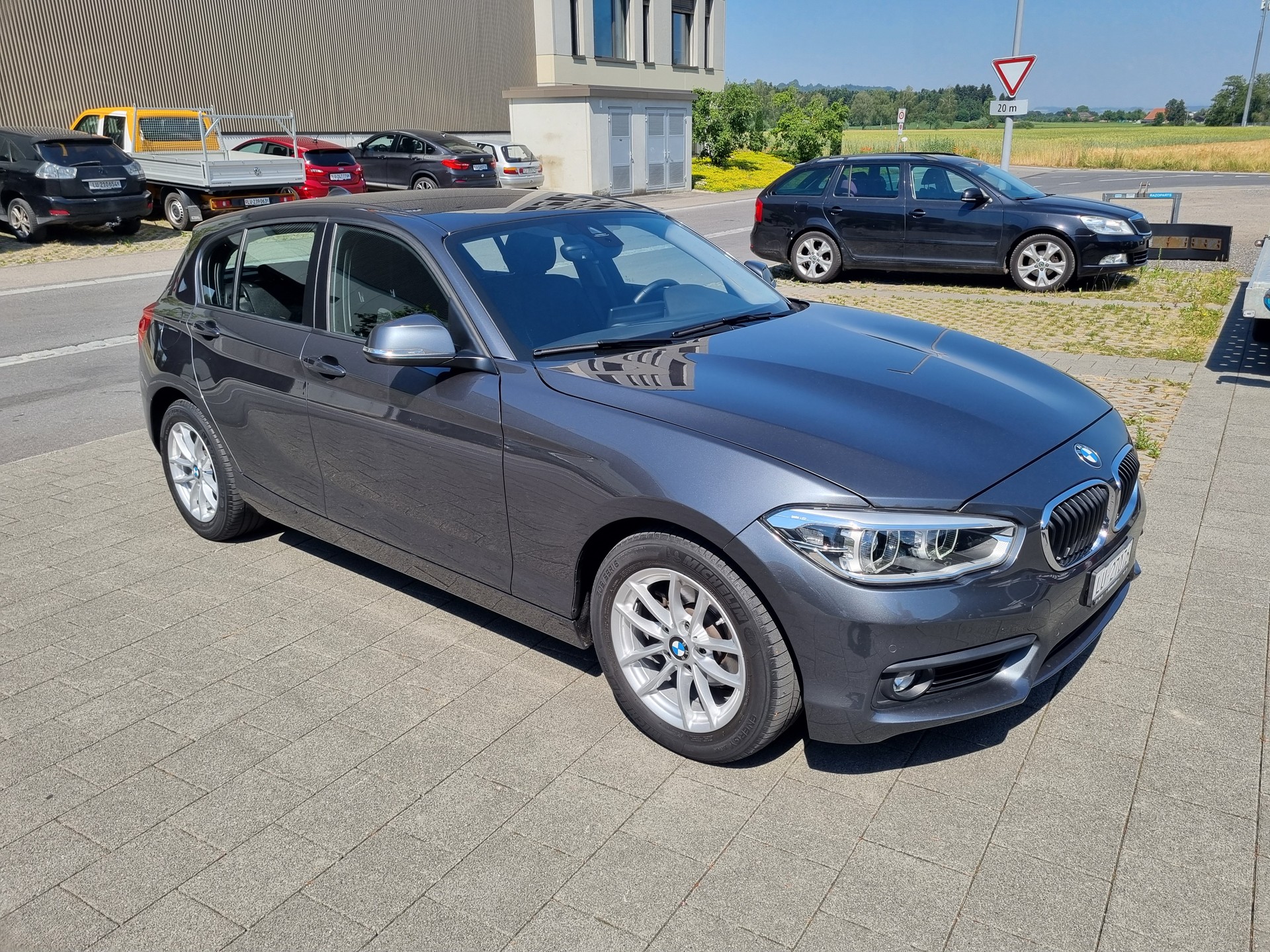 BMW 118i-image-1