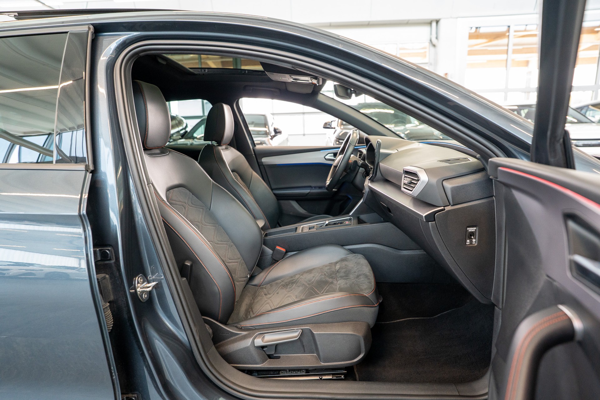 SEAT Leon 2.0 TSI FR DSG / Panorama-Glasdach / el.Sitze / Rückfahrkamera-image-14