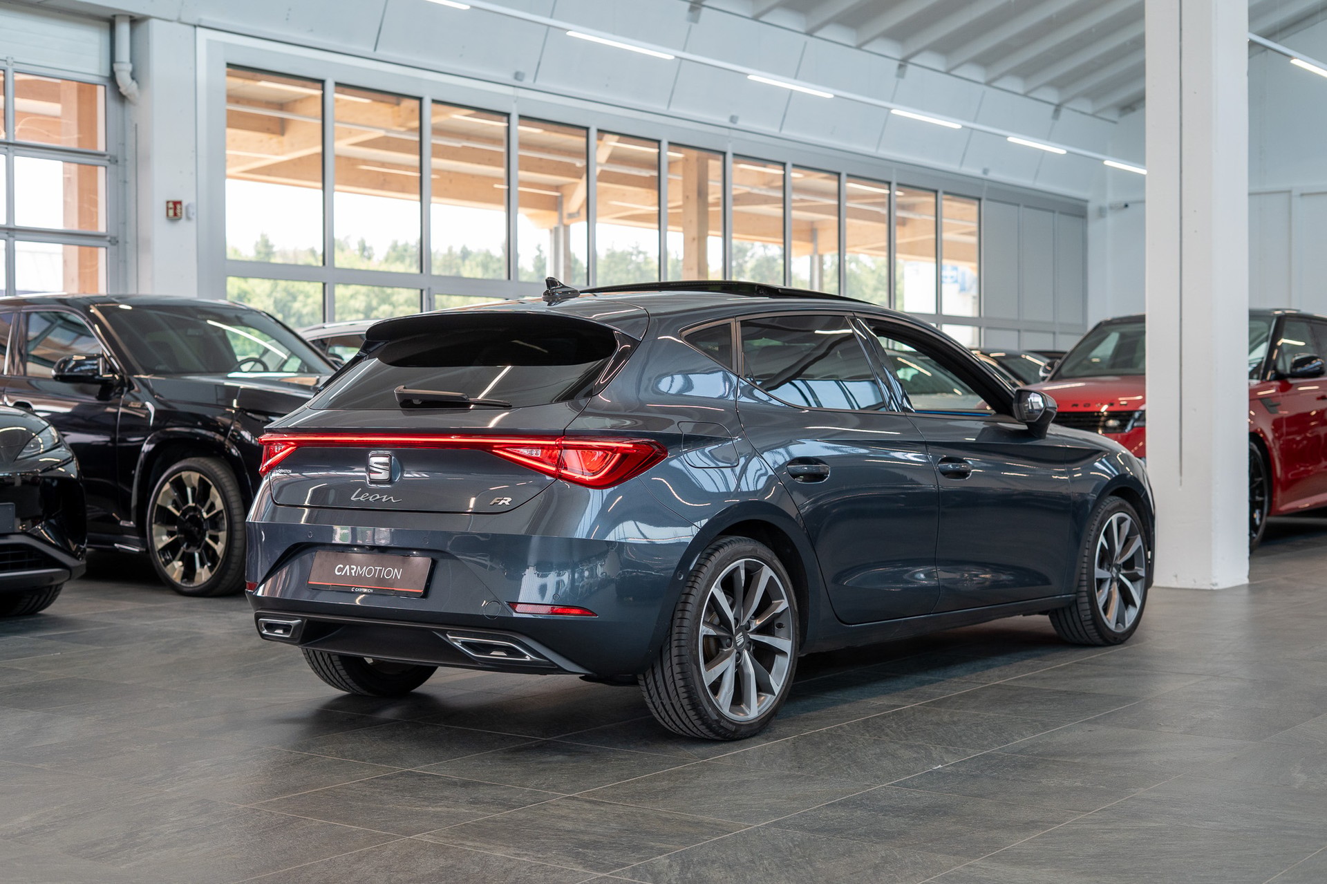 SEAT Leon 2.0 TSI FR DSG / Panorama-Glasdach / el.Sitze / Rückfahrkamera-image-3